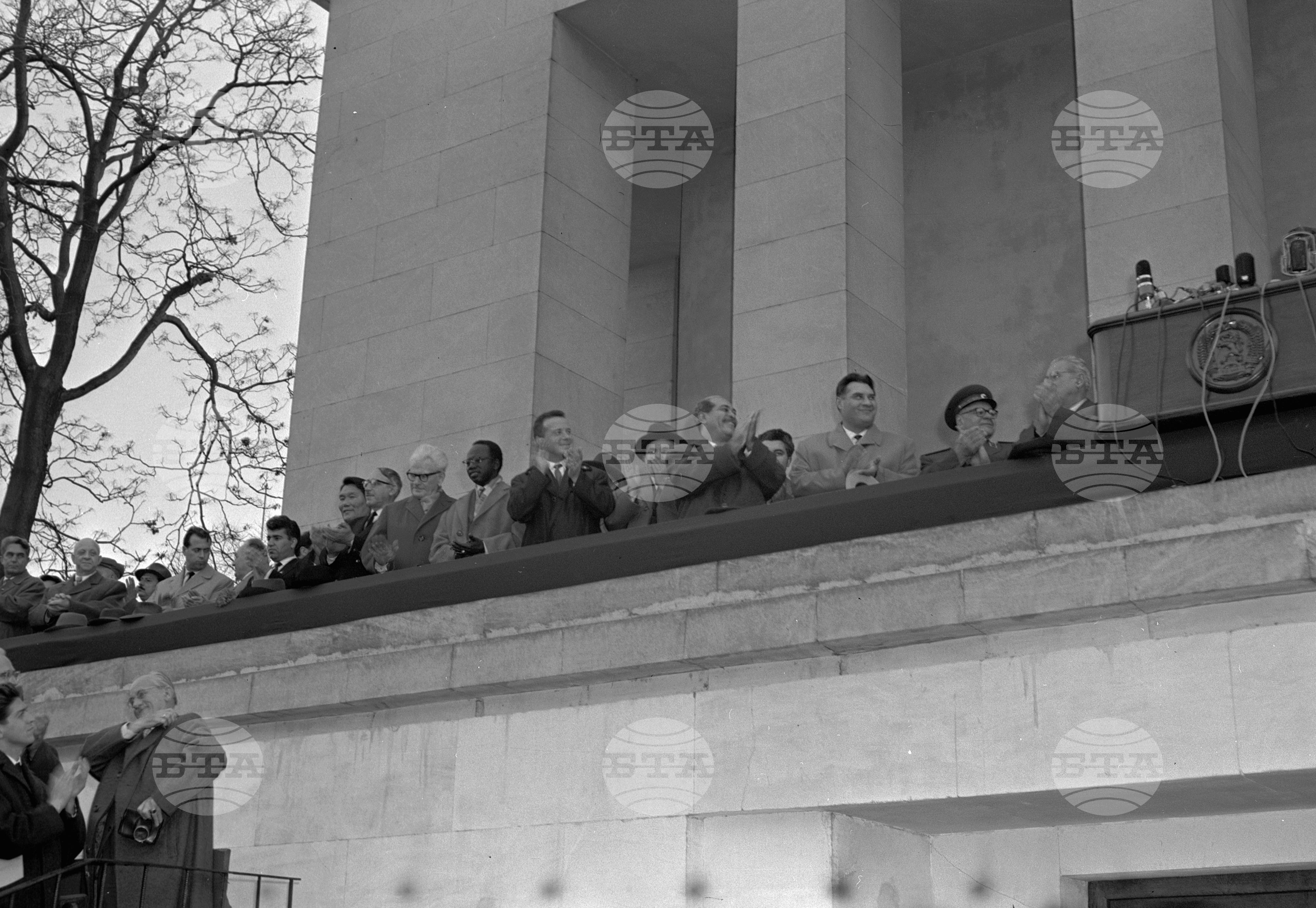 Многохиляден митинг в столицата по случай завършването на Осмия Конгрес на Българската комунистическа партия