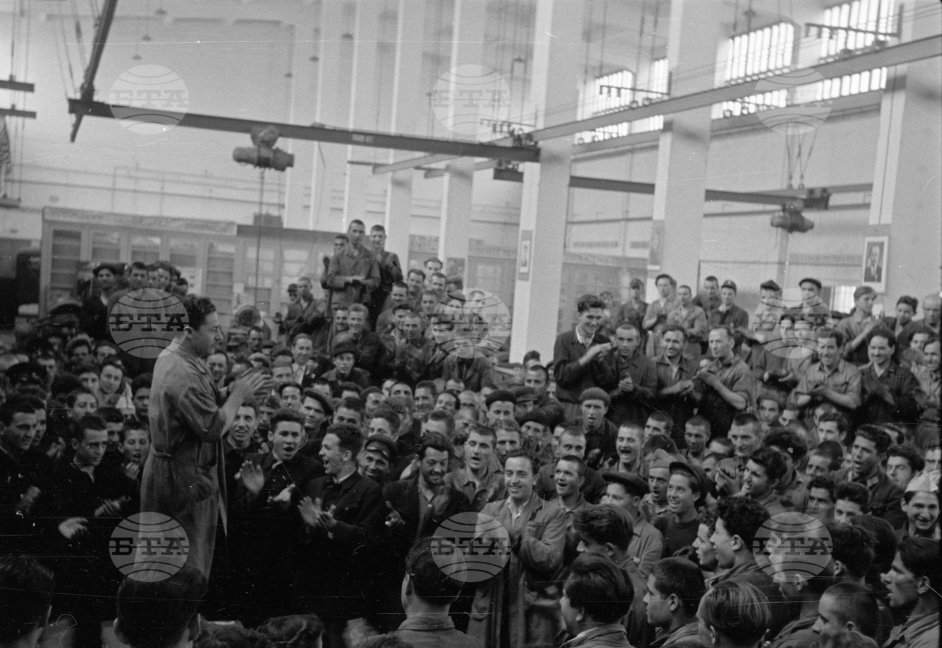Тържествени митинги и събрания в завод "16" и завод "Димитър Благоев" по случай постановлението на Министерския съвет и ЦК на БКП за обмяна на парите, премахване на купоните и намаление на цените
