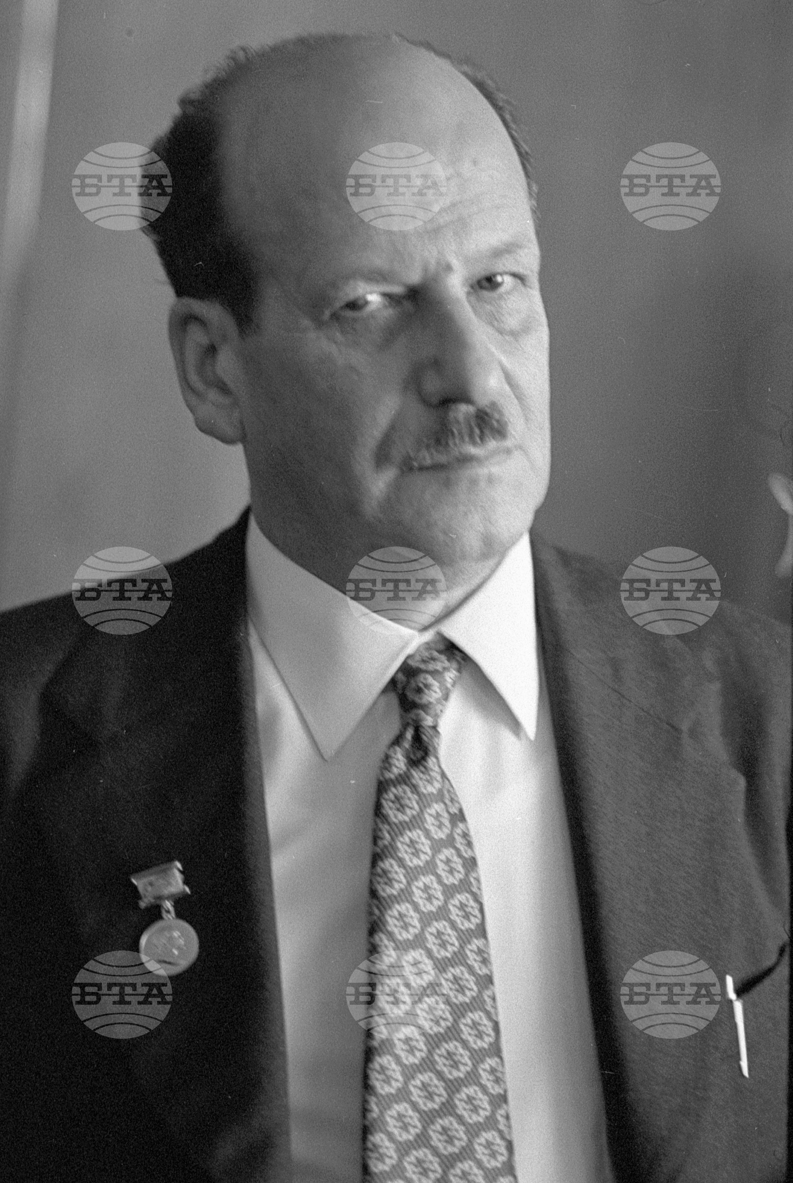 Осми световен конгрес на профсъюзите във Варна - връчване на Ленинска награда на Енрике Пасторино