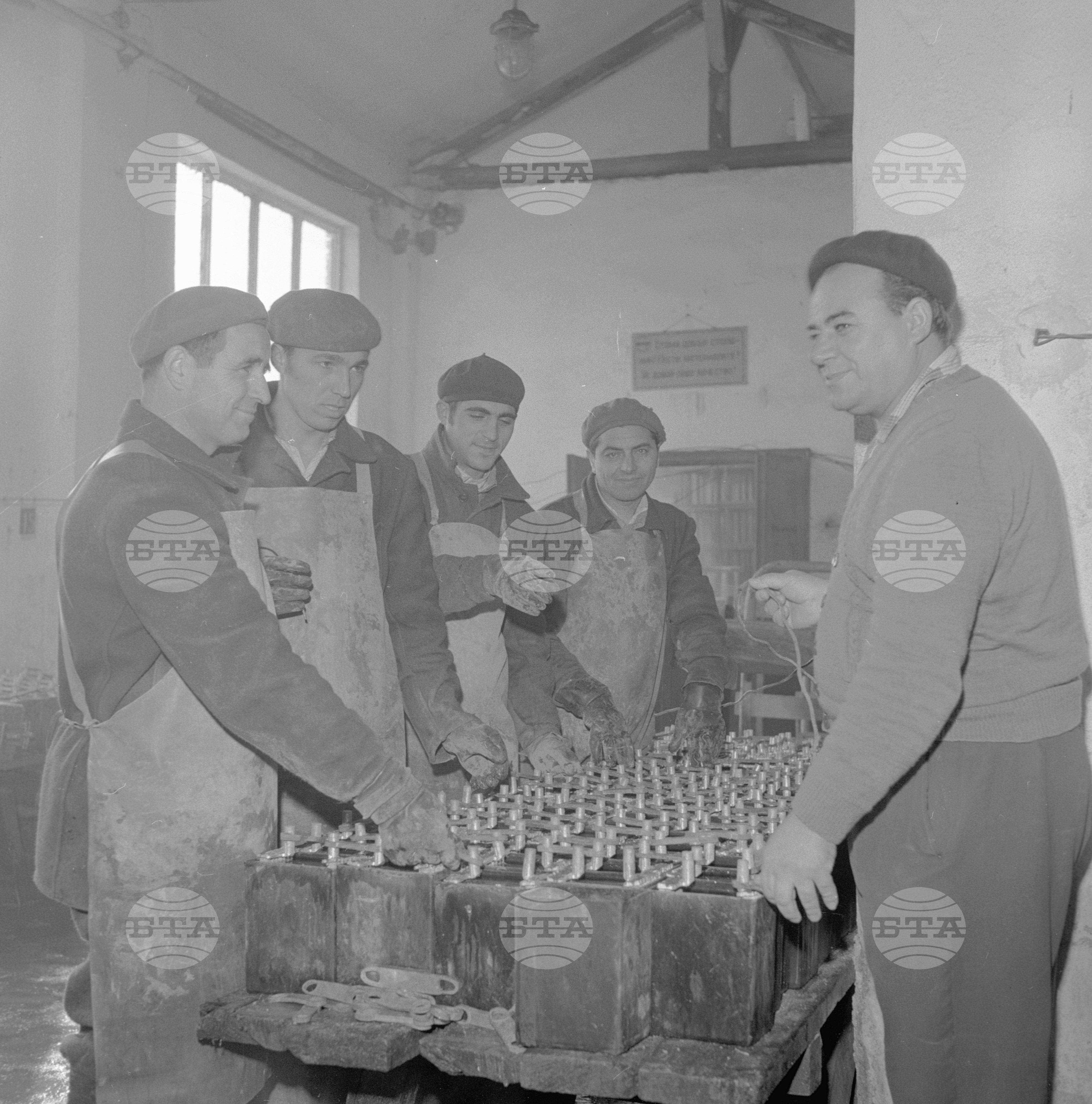 В държавния завод за акумулатори - Търговище - декември 1962 година