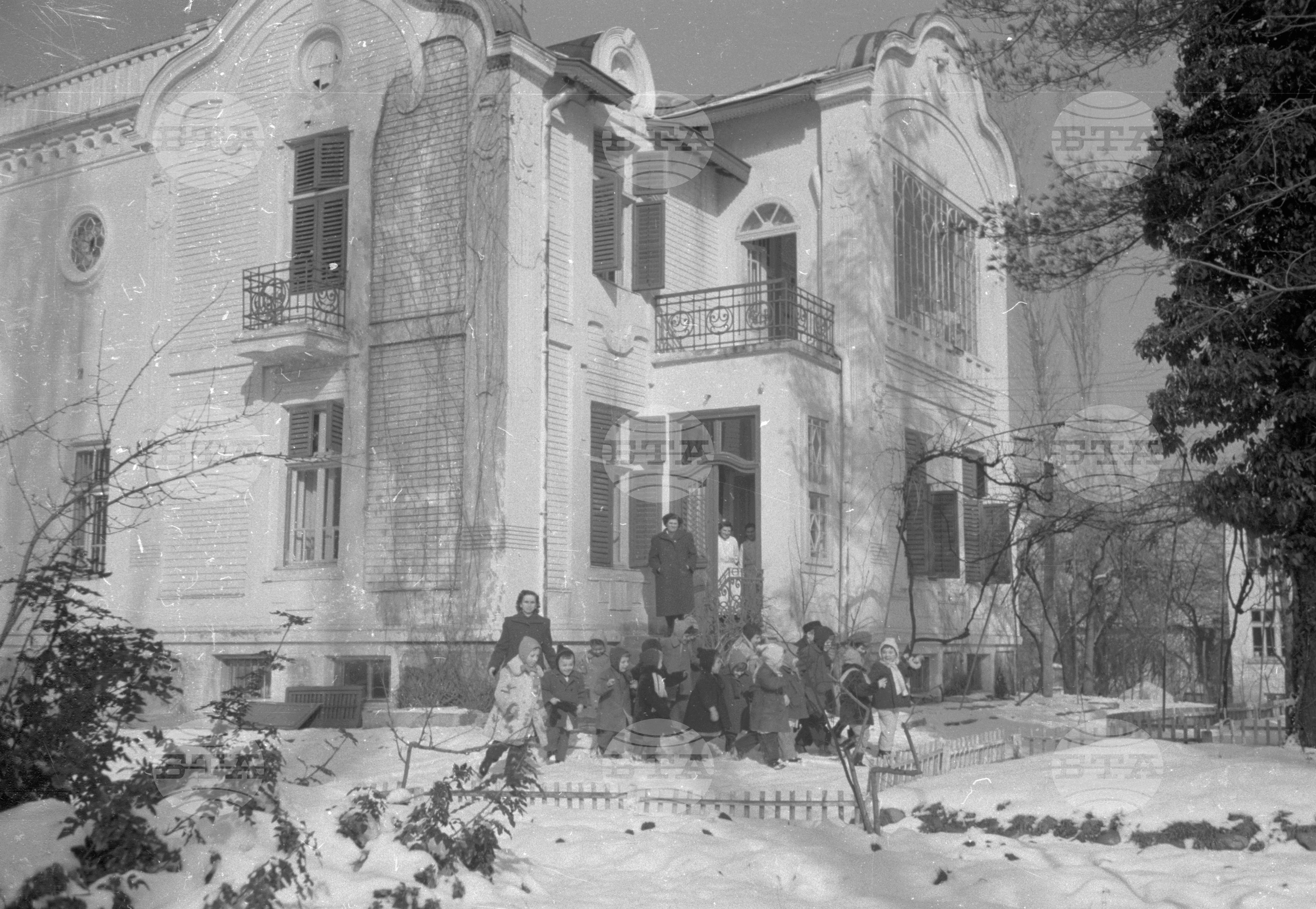 Зимни снимки в седмичната детска градина за деца на служители на МНО (Министерство на народната отбрана)
