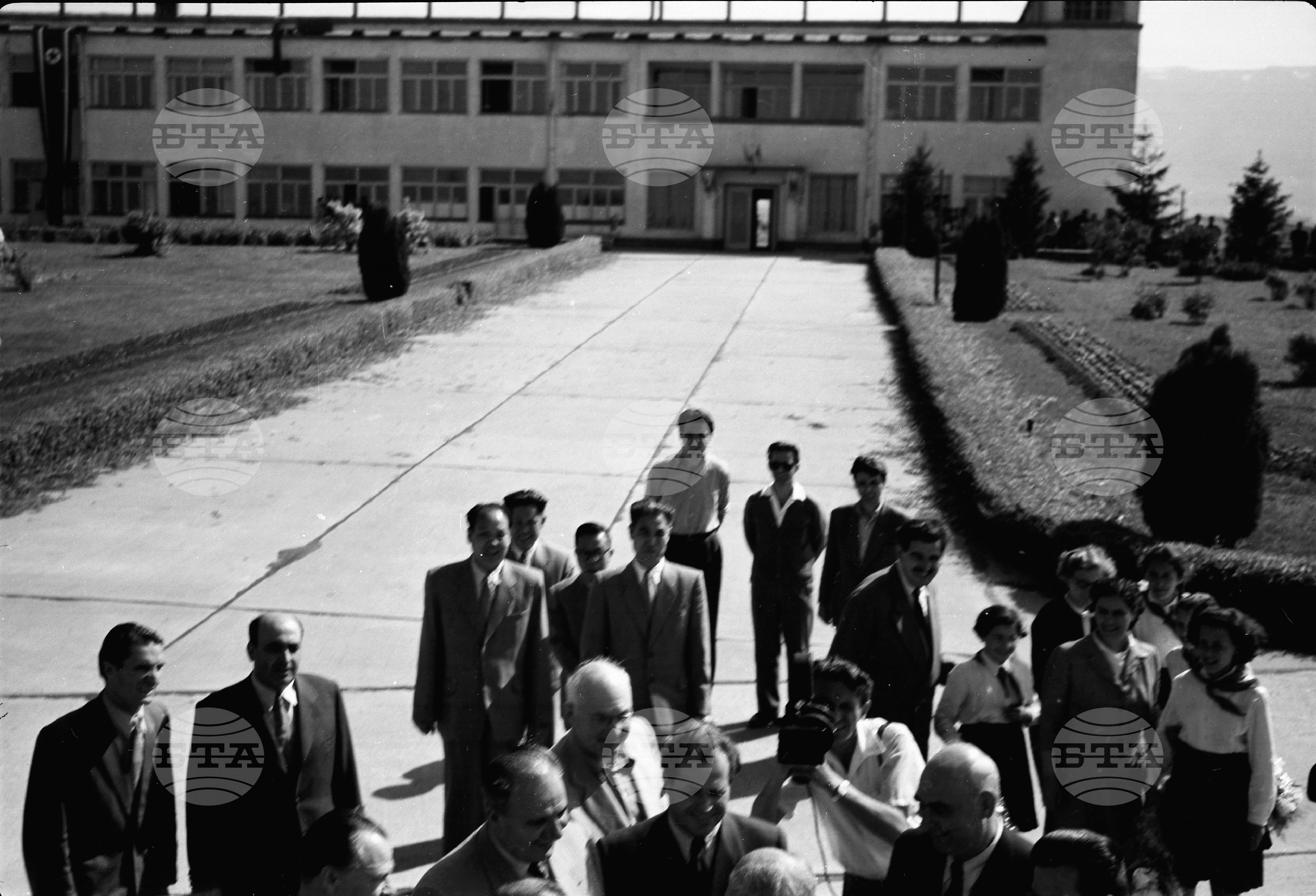 Посрещане на чуждестранни делегати за VII-мия конгрес на БКП (Българска комунистическа партия)