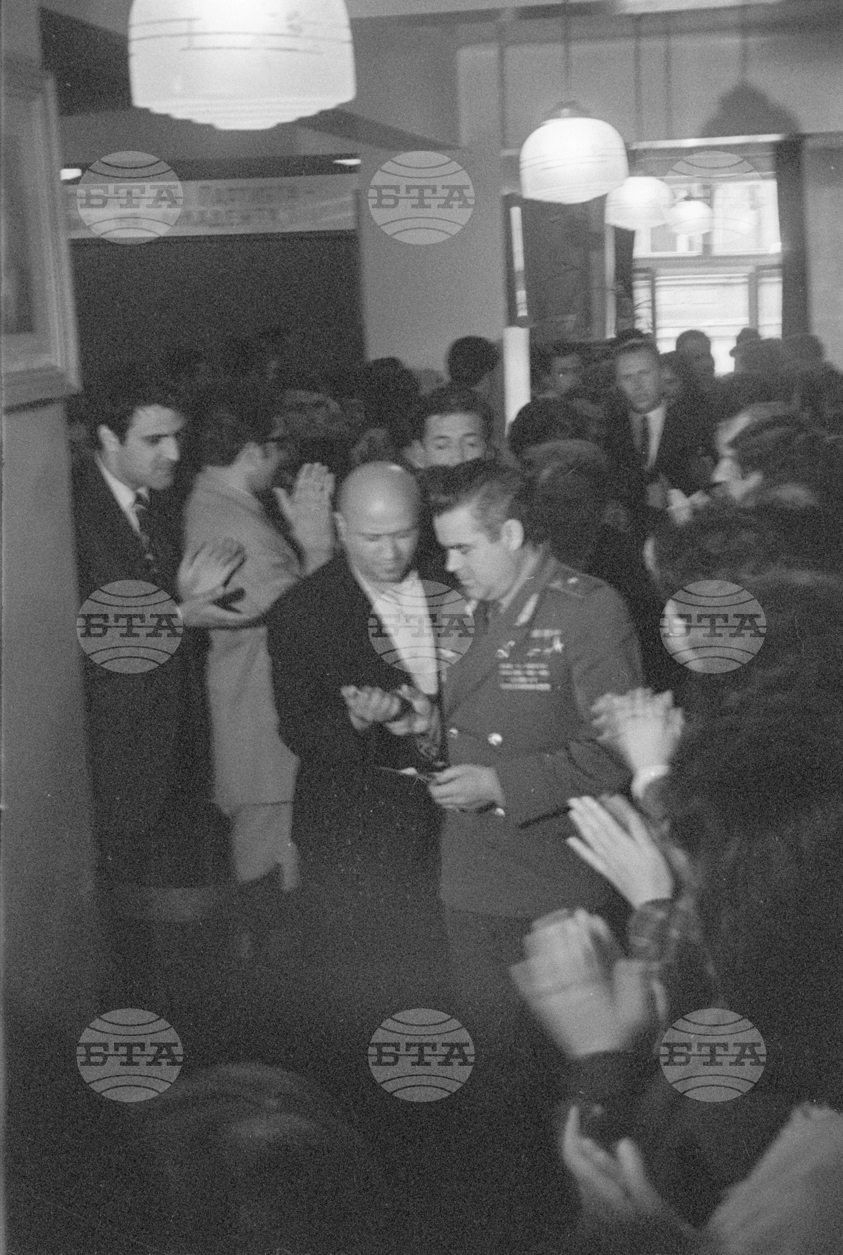 Космонавтите в ЦК на ДКМС (Централен комитет на Димитровски комунистически младежки съюз)