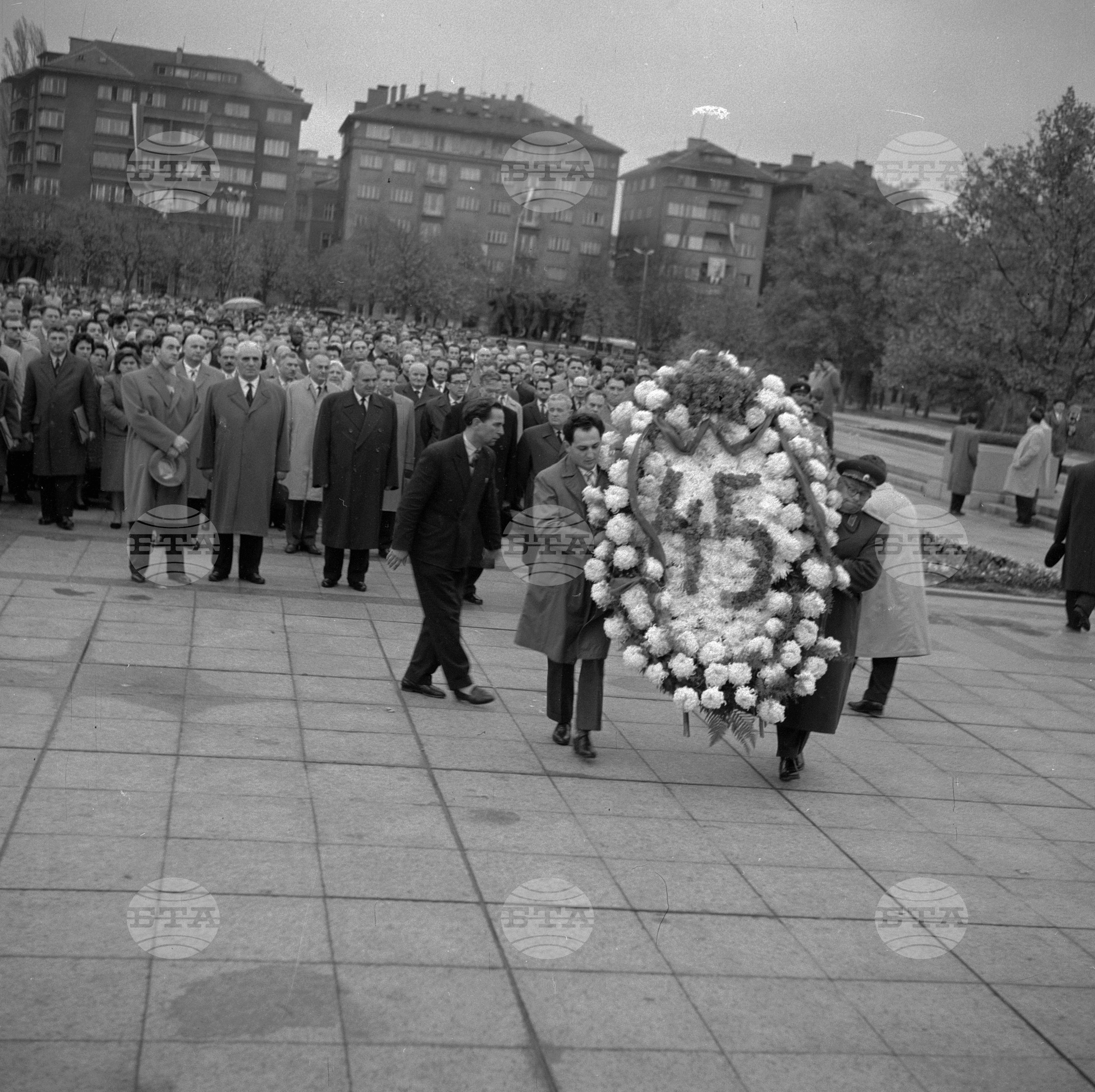 Полагане венец пред паметника на Съветската армия от делегатите на VIII конгрес на БКП (Българската комунистическа партия)