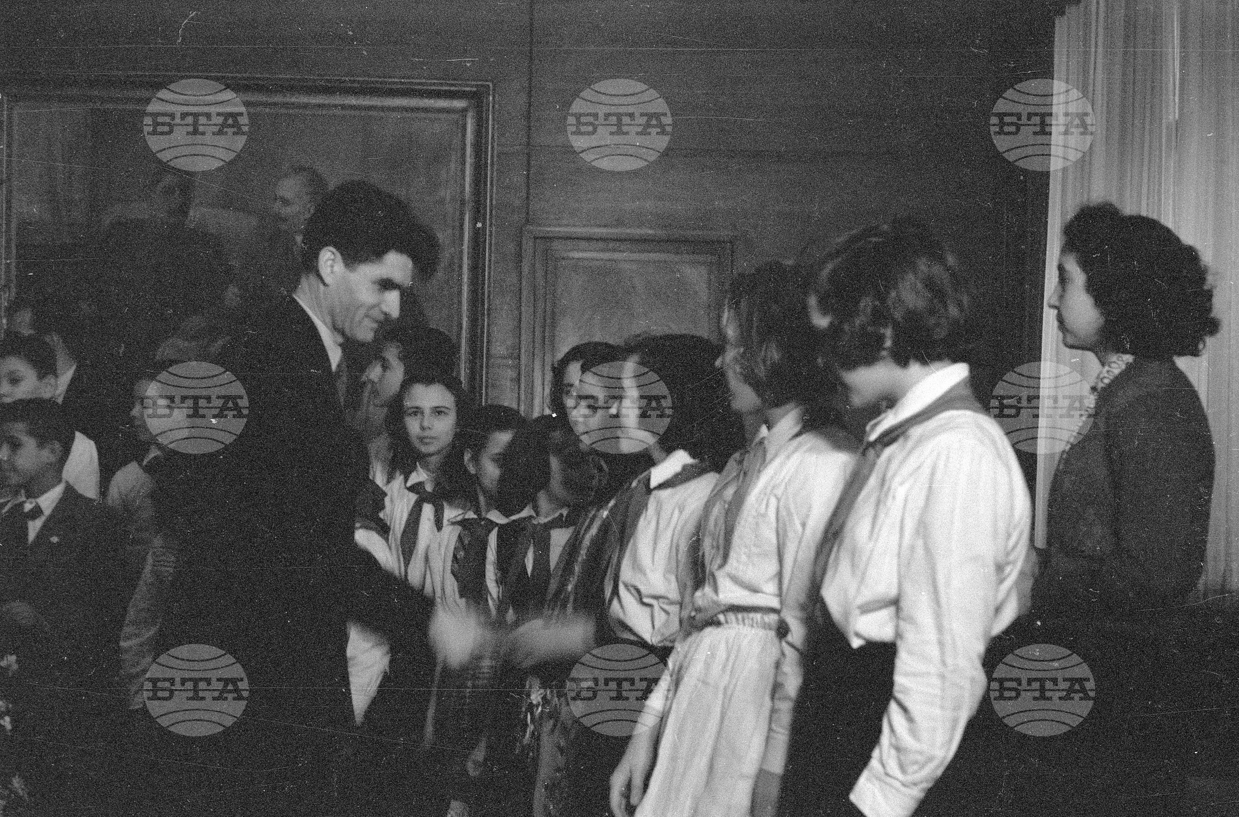 Пионери от Коларовски район честитят новата 1953 год. в Президиума на Народното събрание