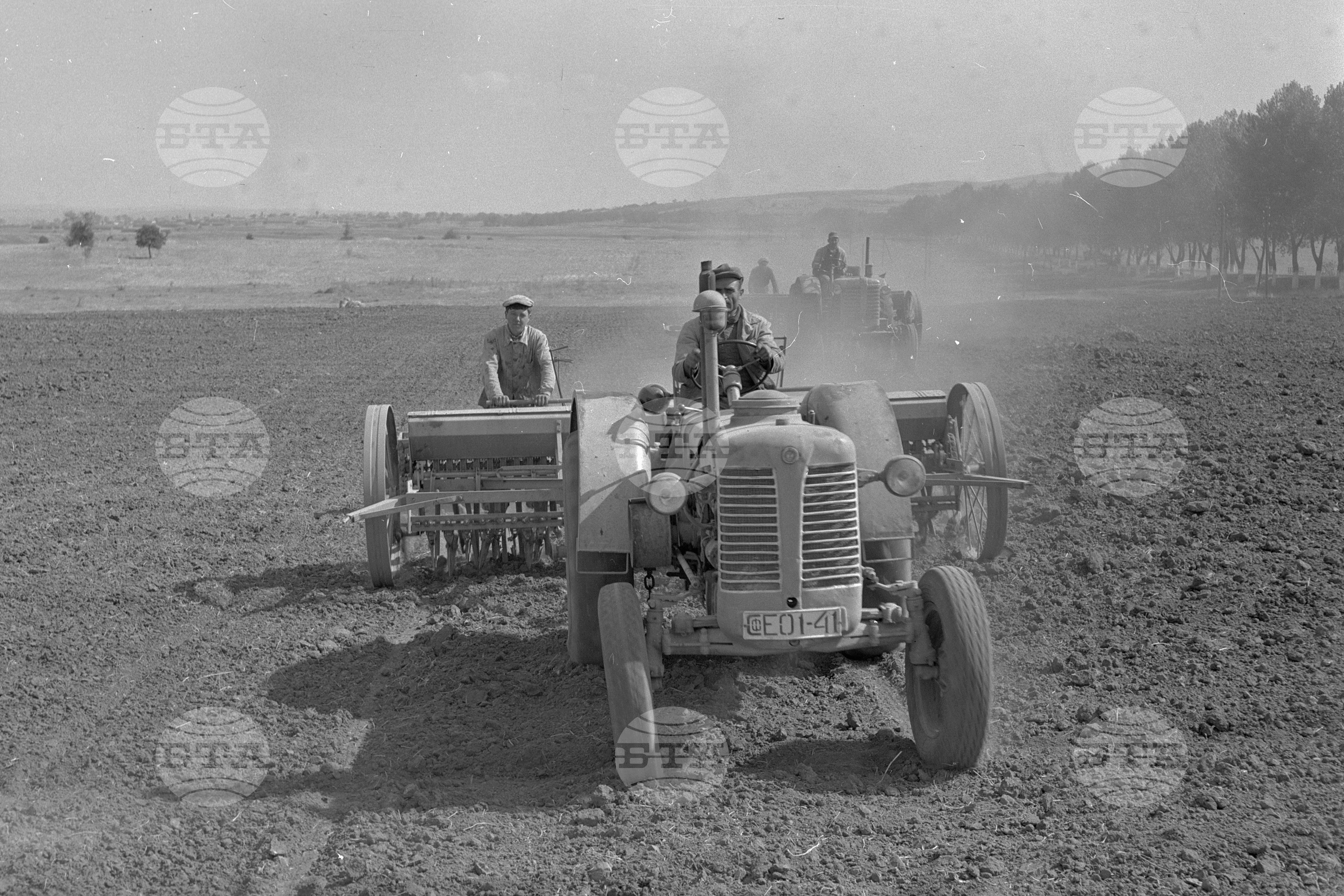 Из ТКЗС (Трудово кооперативно земеделско стопанство) в село Нови Хан, Софийски окръг