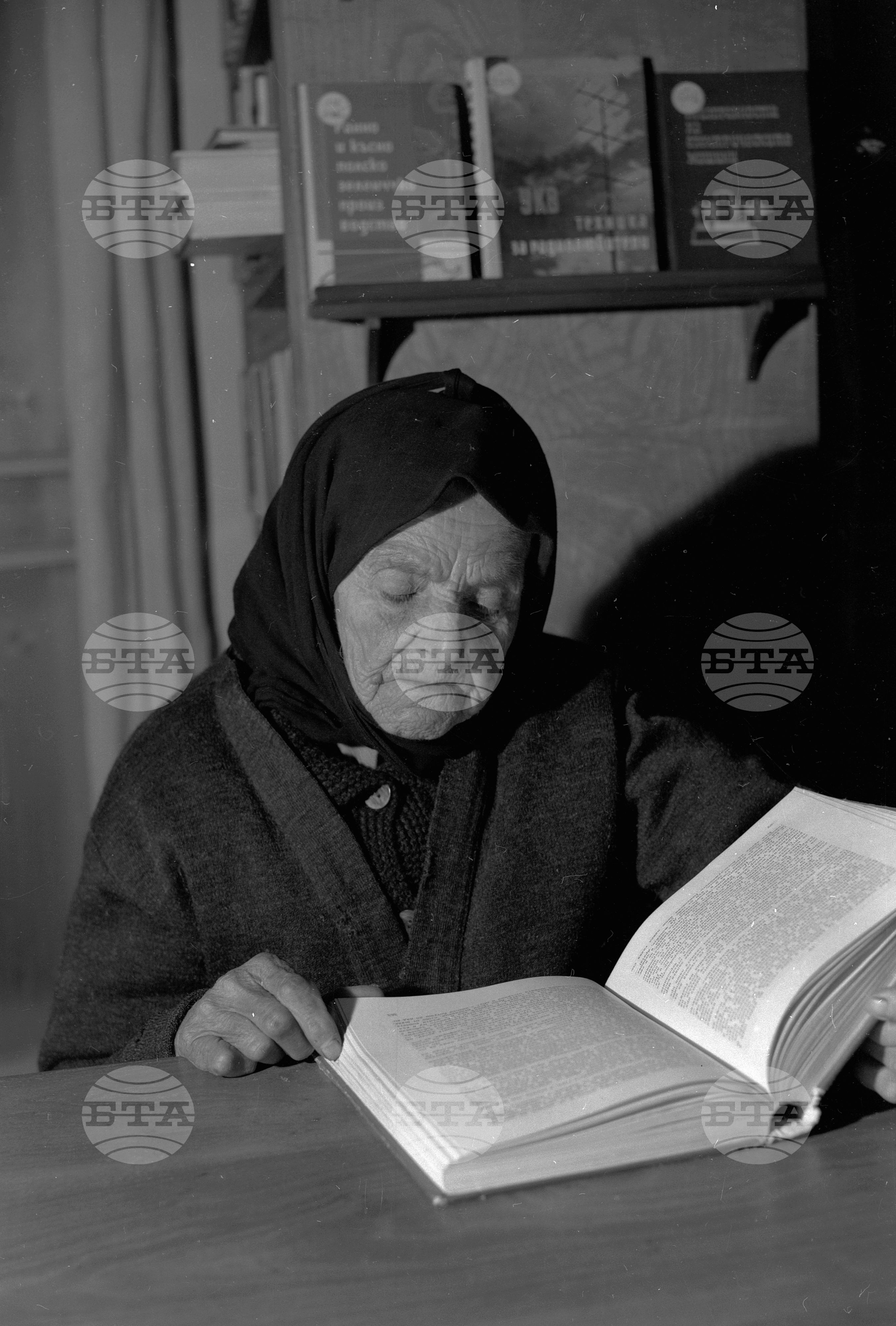 Фото разказ за Стражица - Търновски окръг. В читалнята на читалище "Развитие"