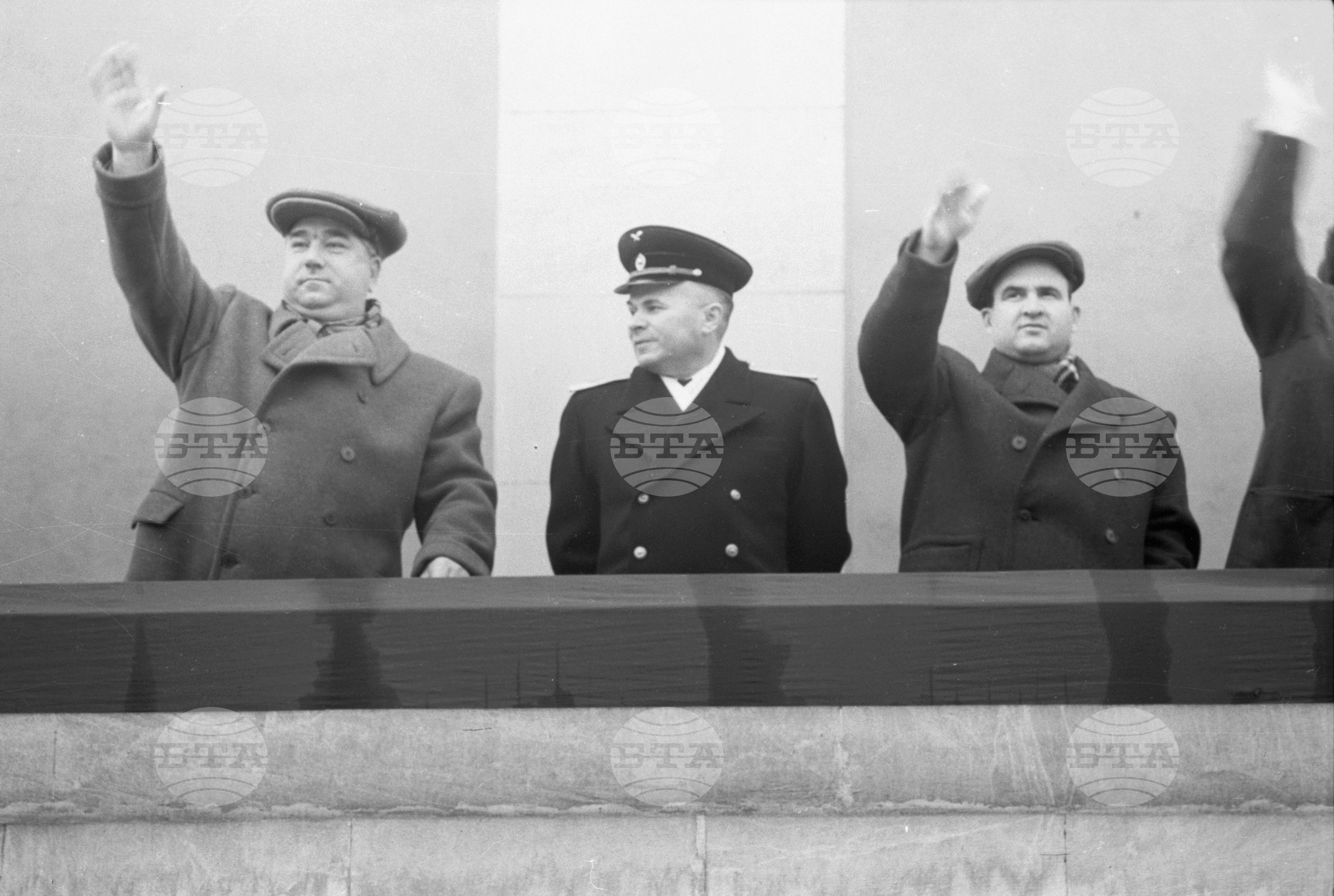 Манифестация на трудещите се от София по случай 36-та годишнина от Великата октомврийска социалистическа революция