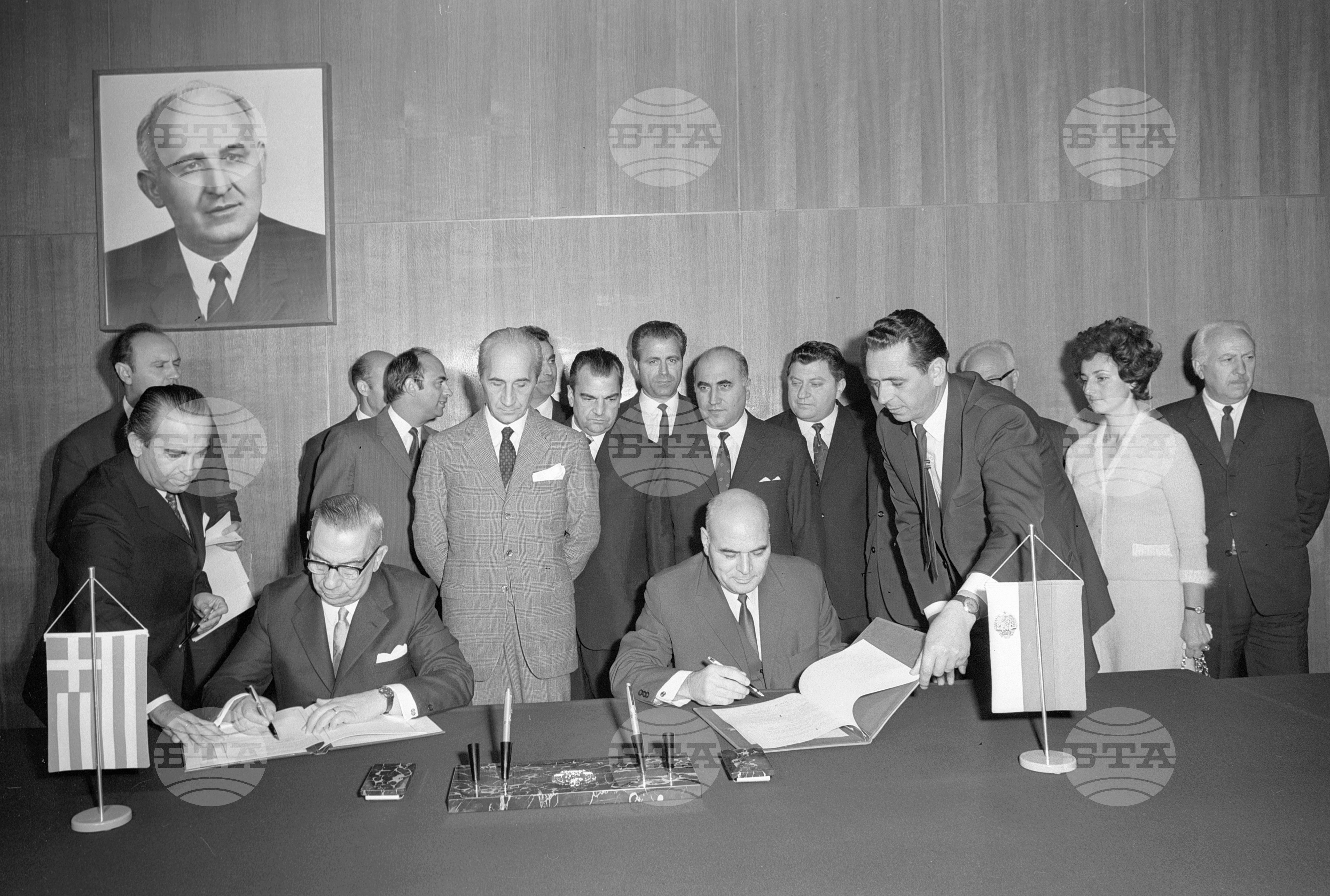 Подписване на икономическа спогодба между НРБ (Народна Република България) и Кралство Гърция