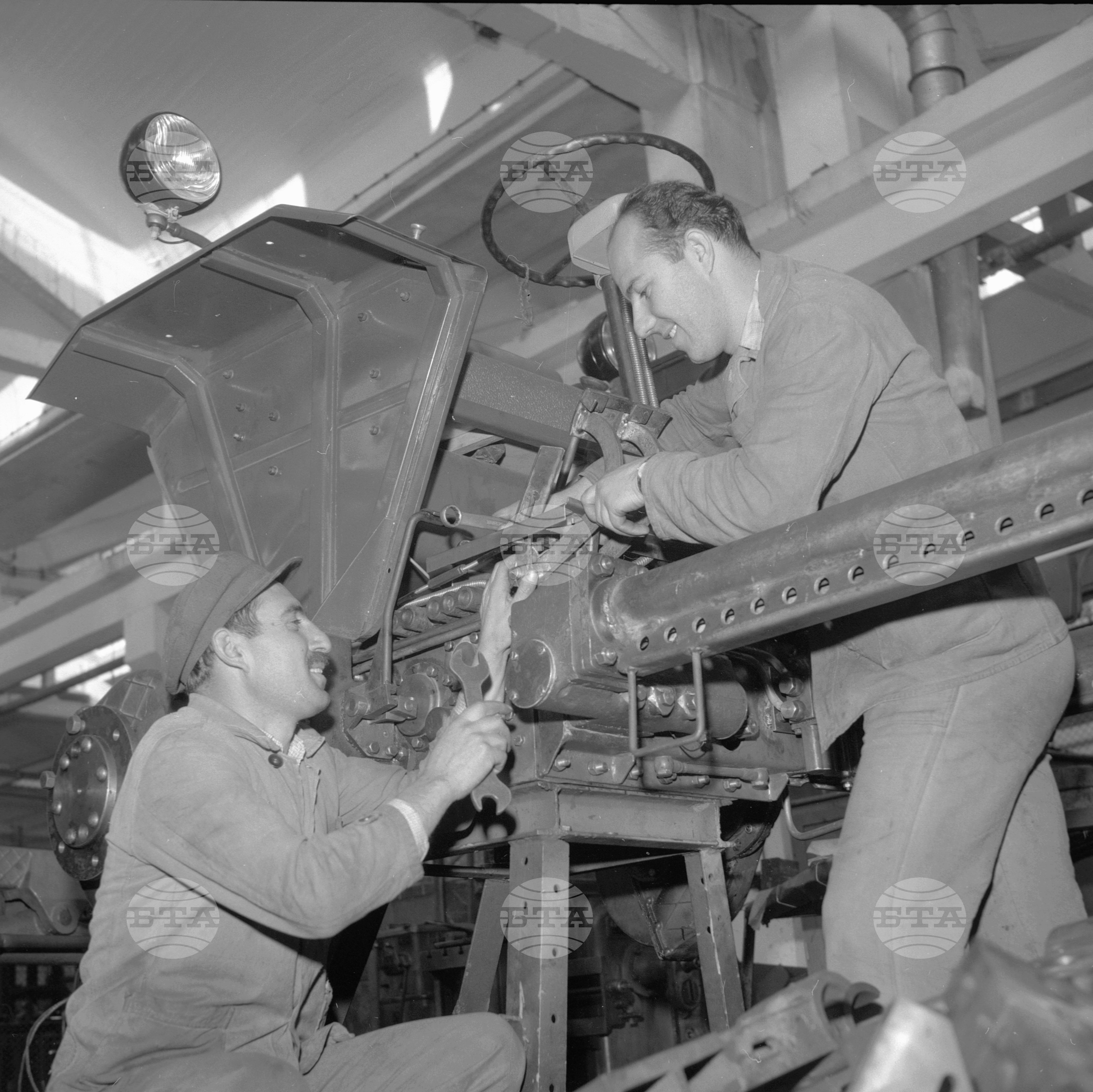 В Машиностроителния завод Коларовград (днес Шумен) - декември 1962 година
