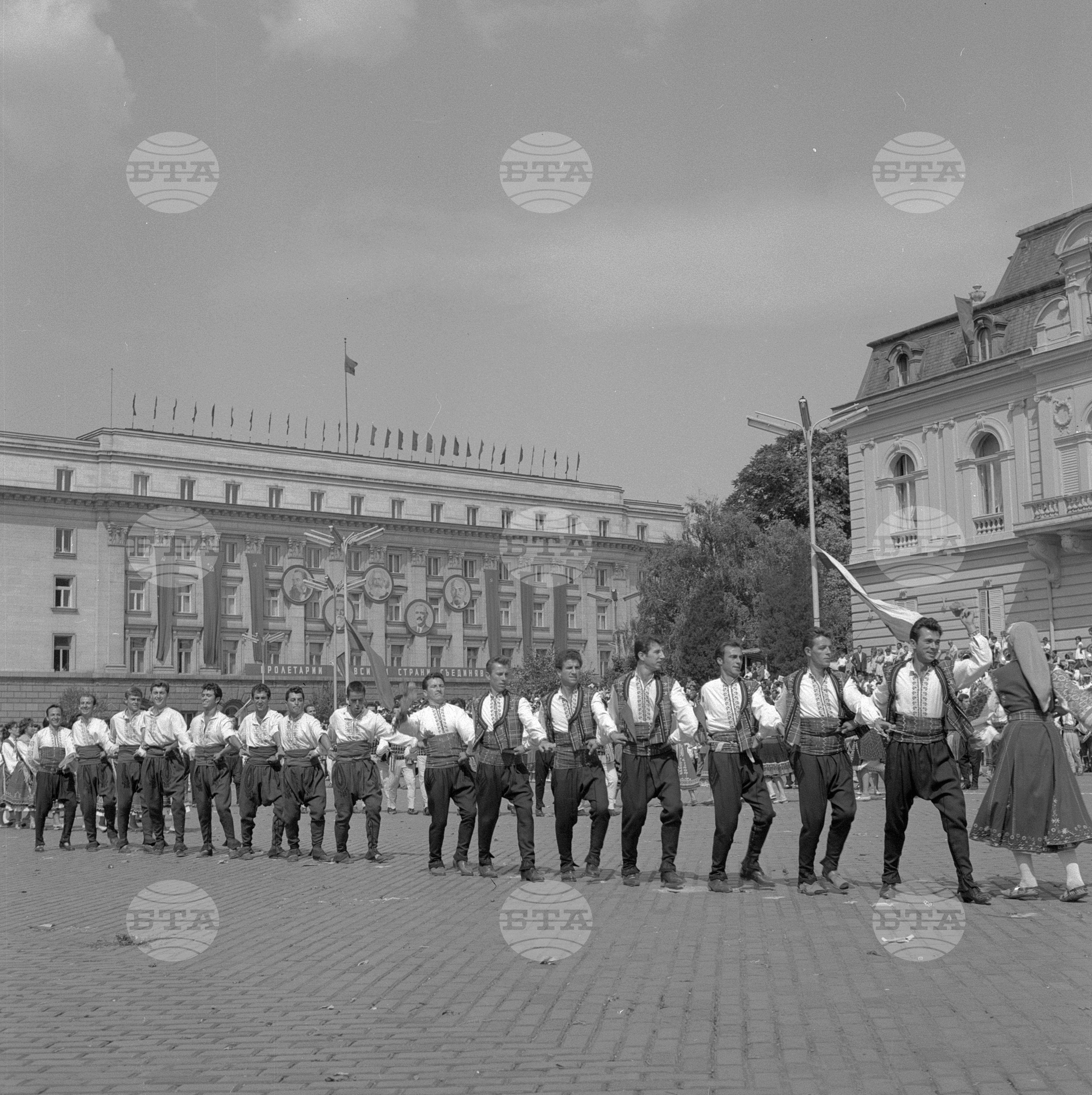 Величествена Деветосептемврийска манифестация на трудещите се от столицата