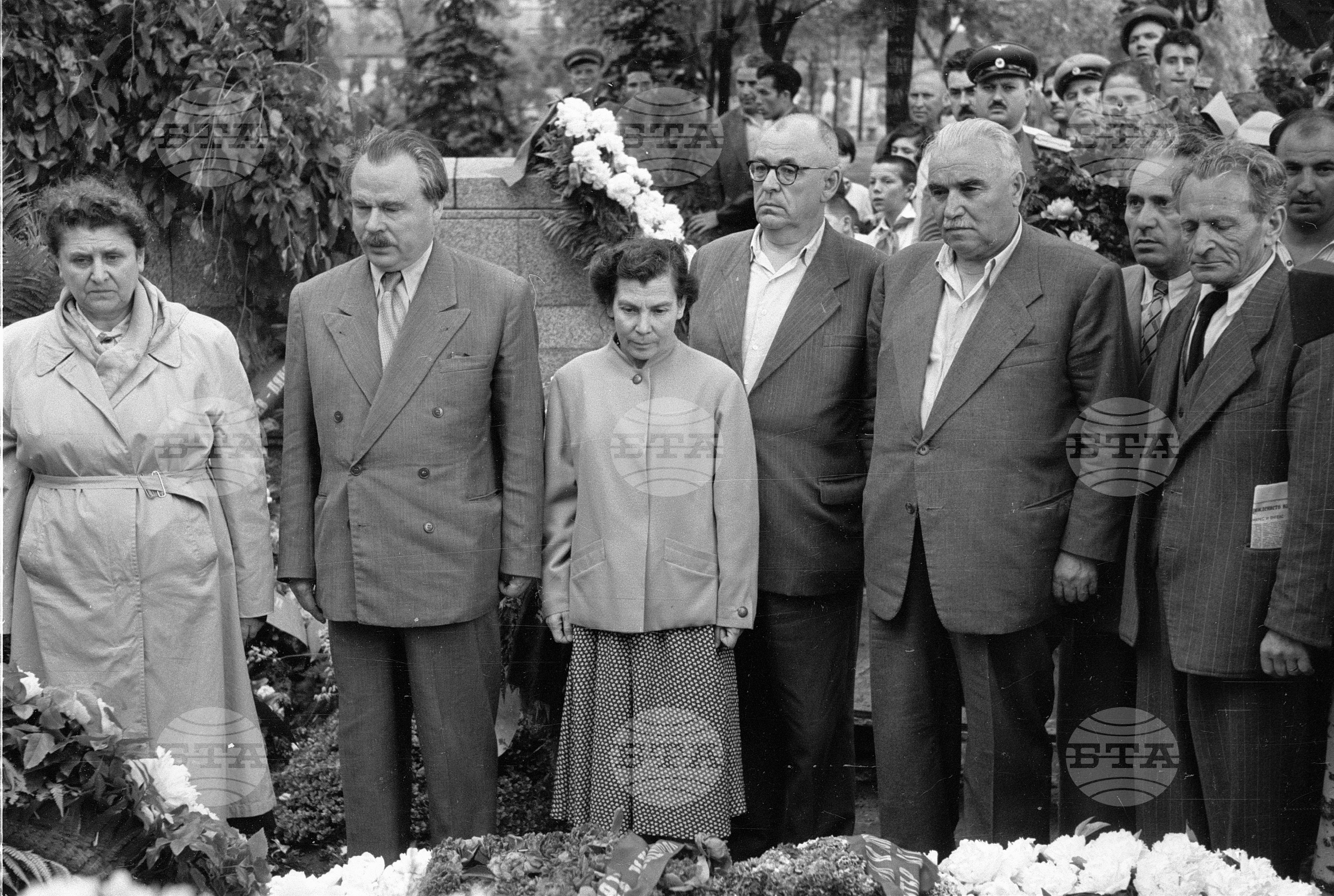 Полагане венци на гроба на Димитър Благоев по случай 100-годишнината от рождението му