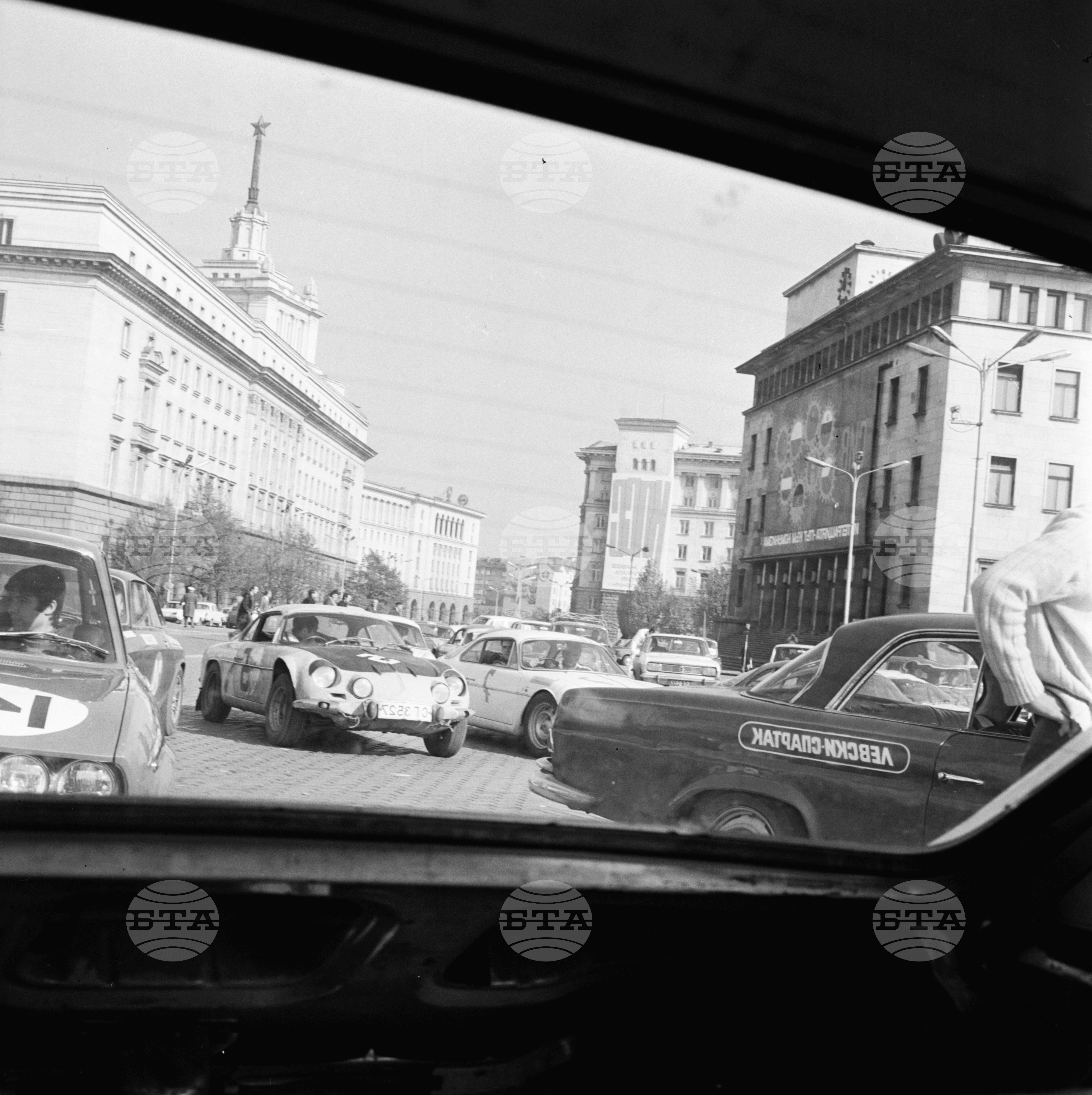 Откриване на автомобилната обиколка на България за 1971г и поднасяне на венци пред Мавзолея