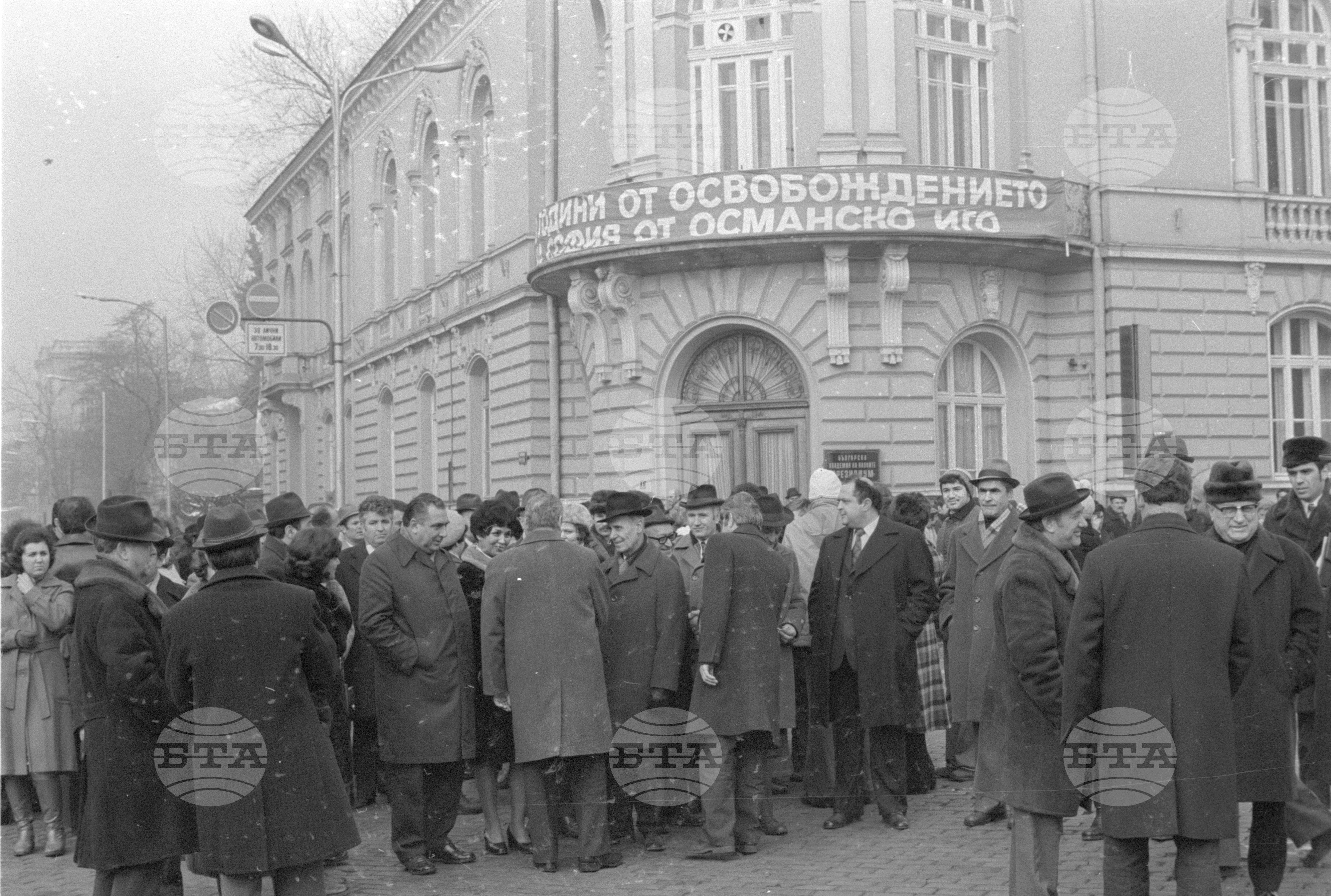 100 години от Освобождението на София - венци пред Паметника на освободителите