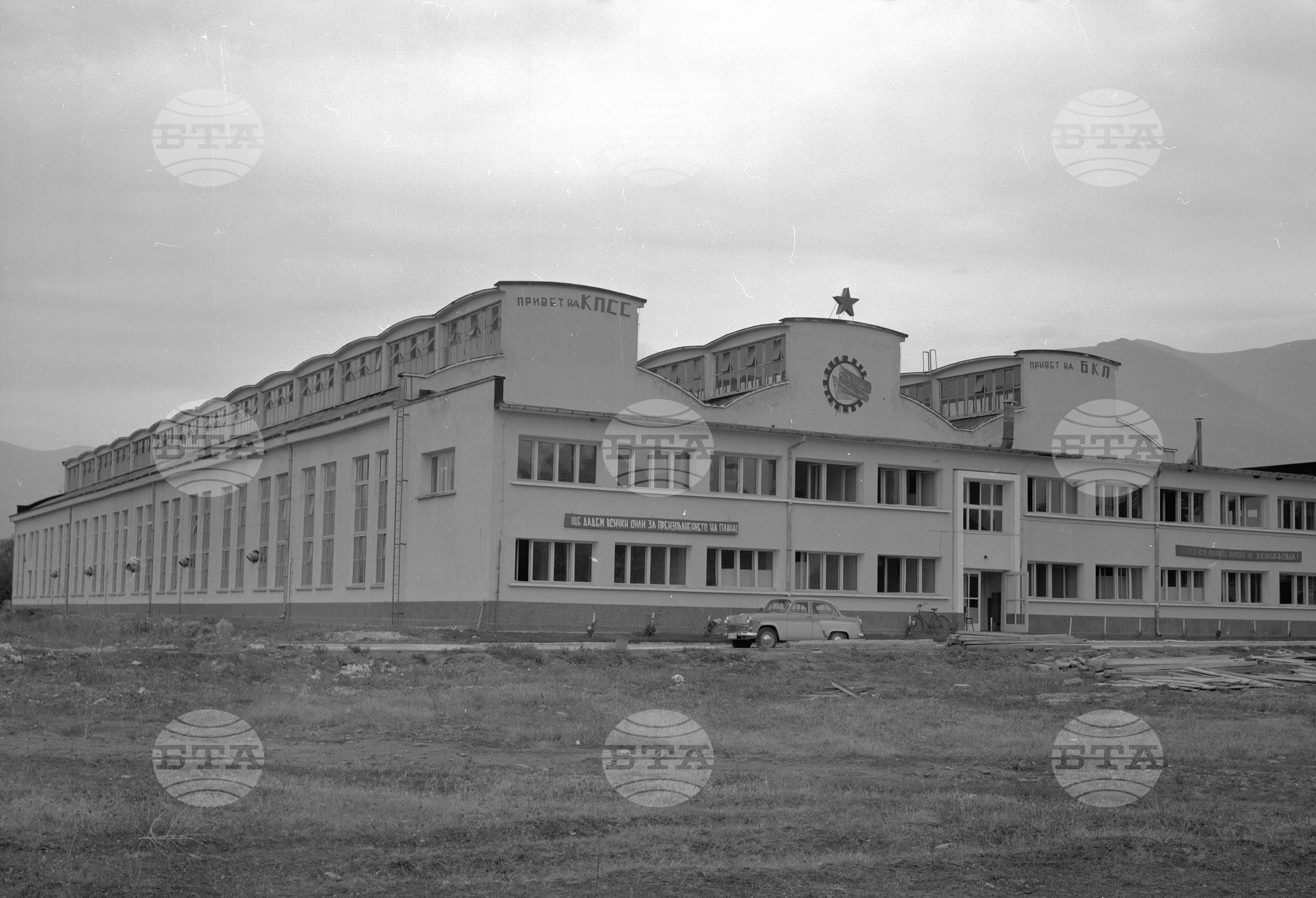 В новопостроеният завод за абразивни инструменти (шмиргелови шайби) край град Берковица