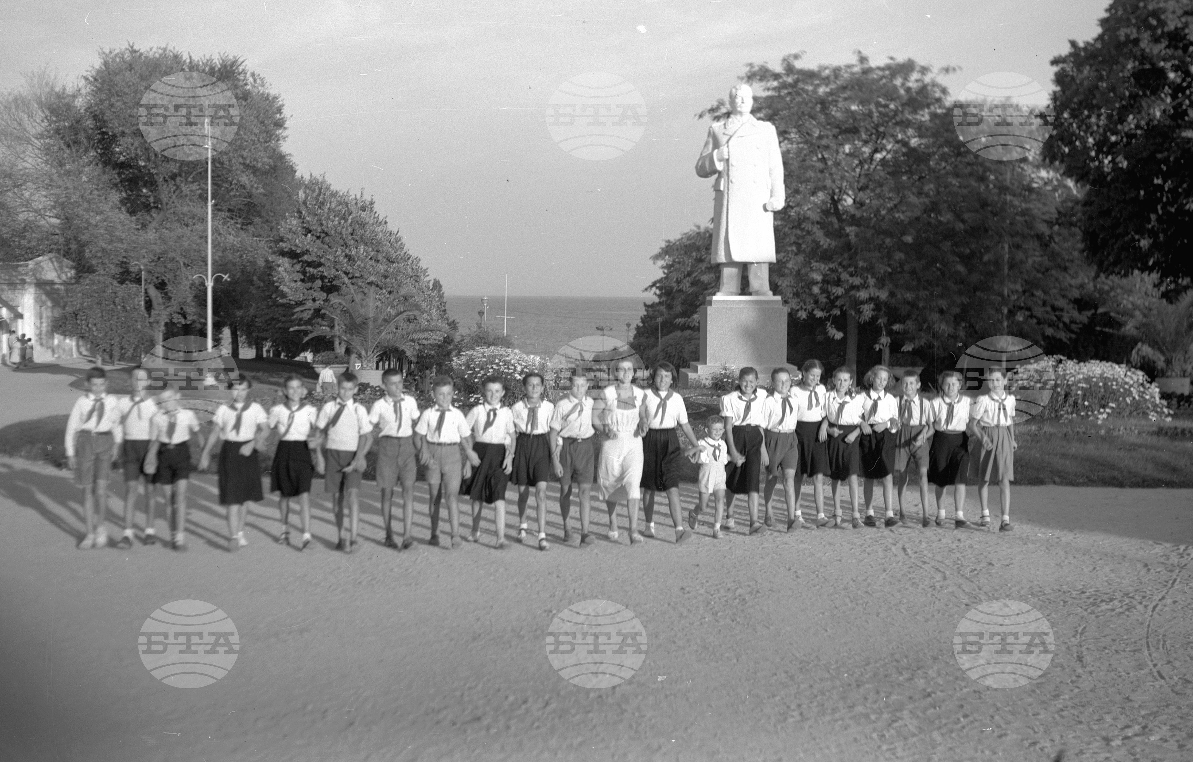 Пионери от дряновска околия на летуване в град Сталин (днес град Варна)