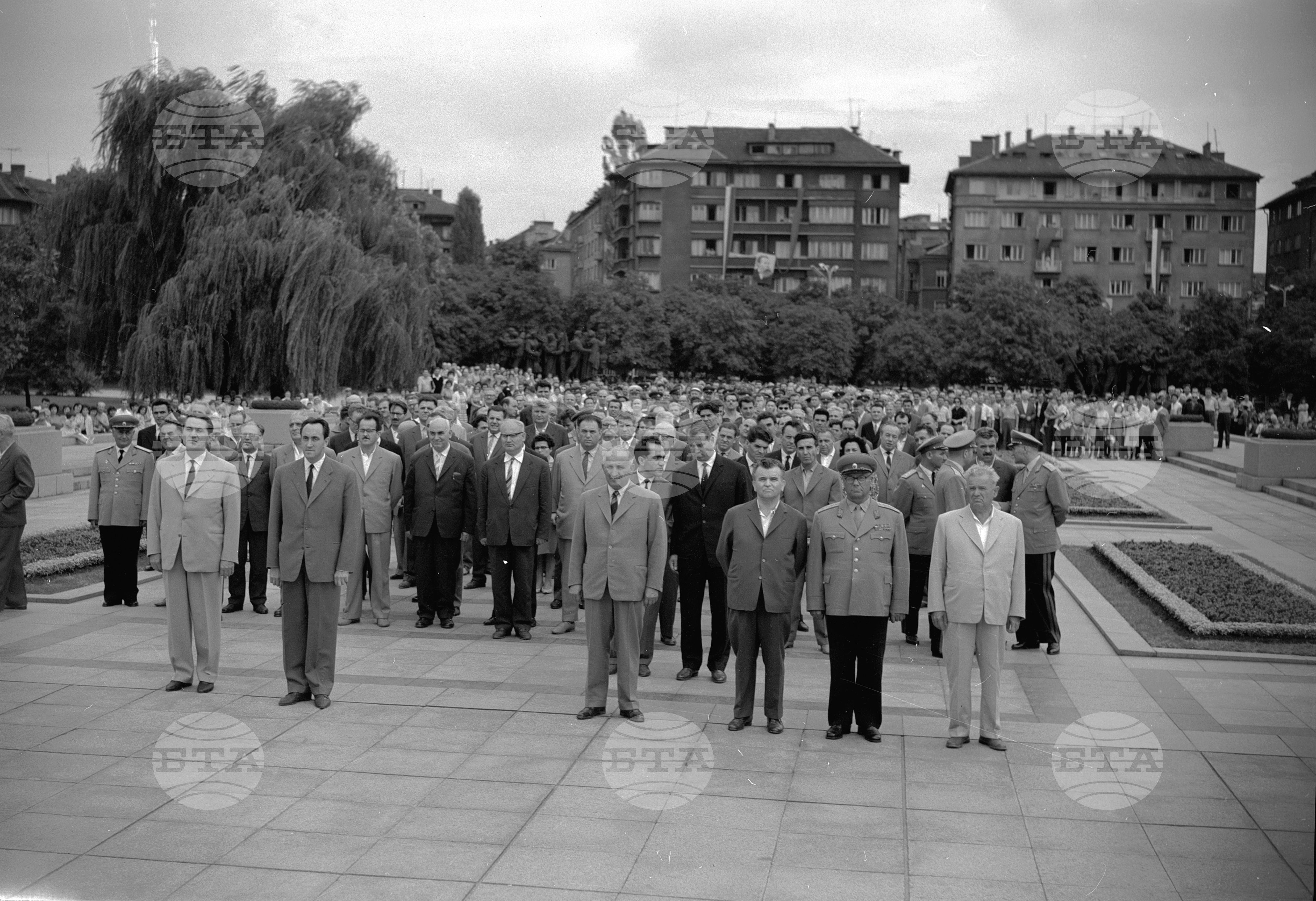 Полагане на венци пред паметника на Съветската армия в София