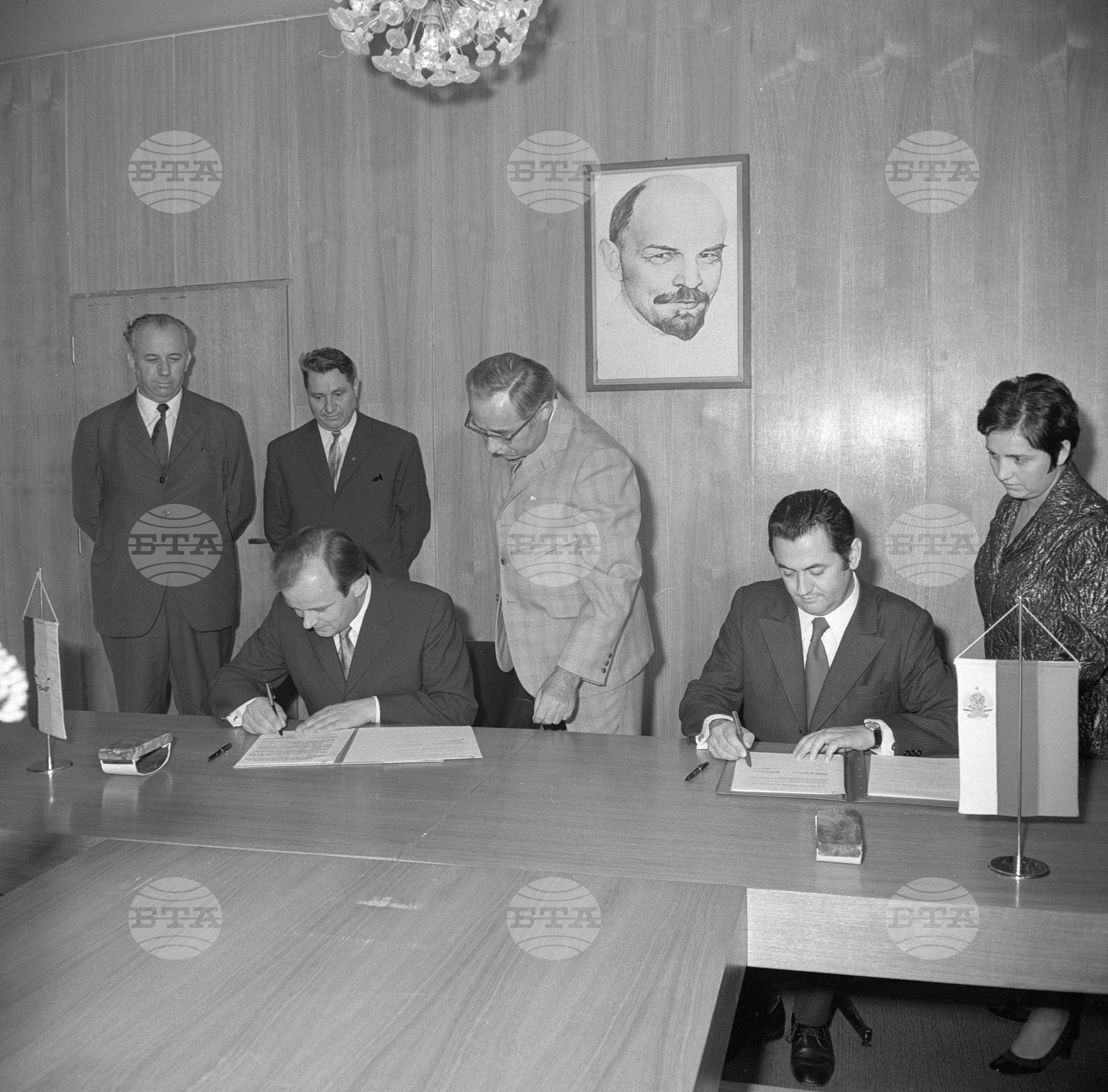 Подписване на план за сътрудничество с ГДР (Германска демократична република)