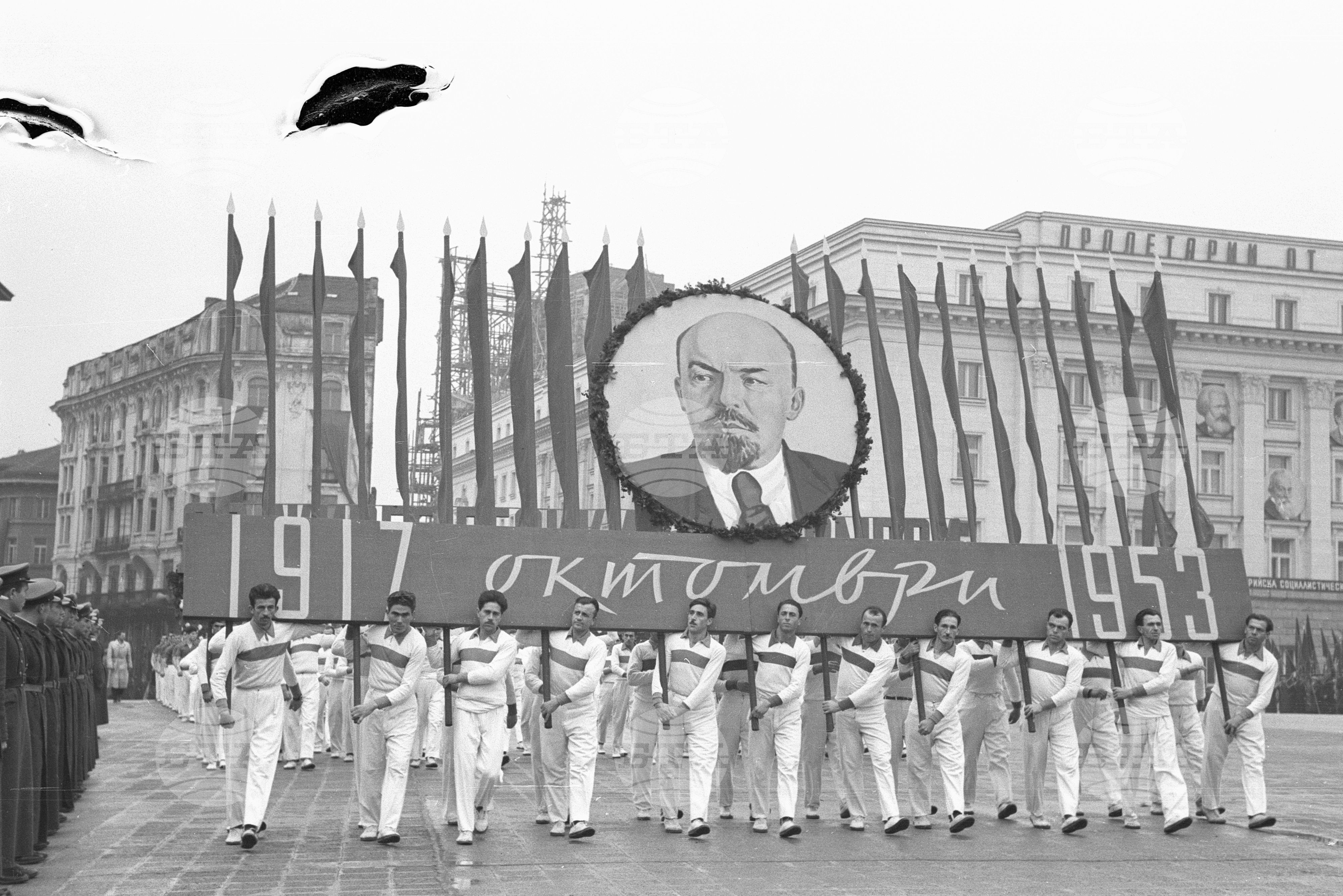 Манифестация на трудещите се от София по случай 36-та годишнина от Великата октомврийска социалистическа революция