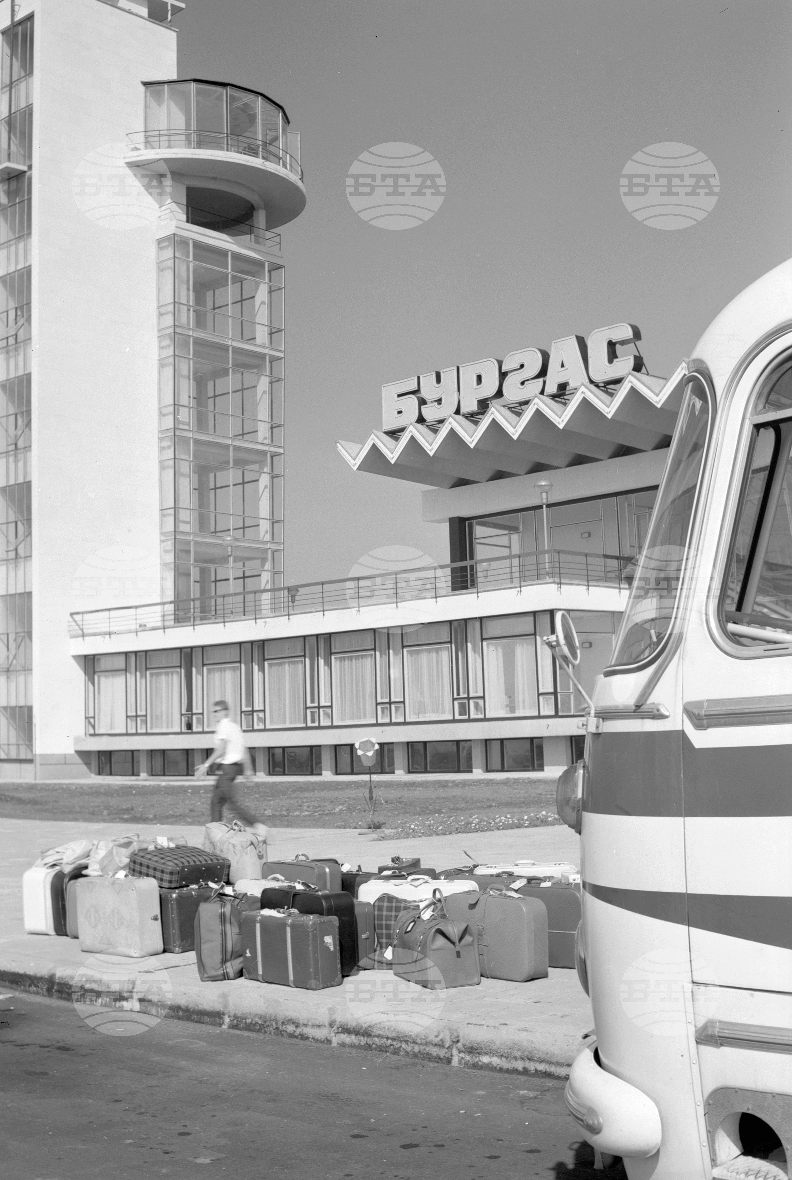Край град Бургас е открита нова аерогара