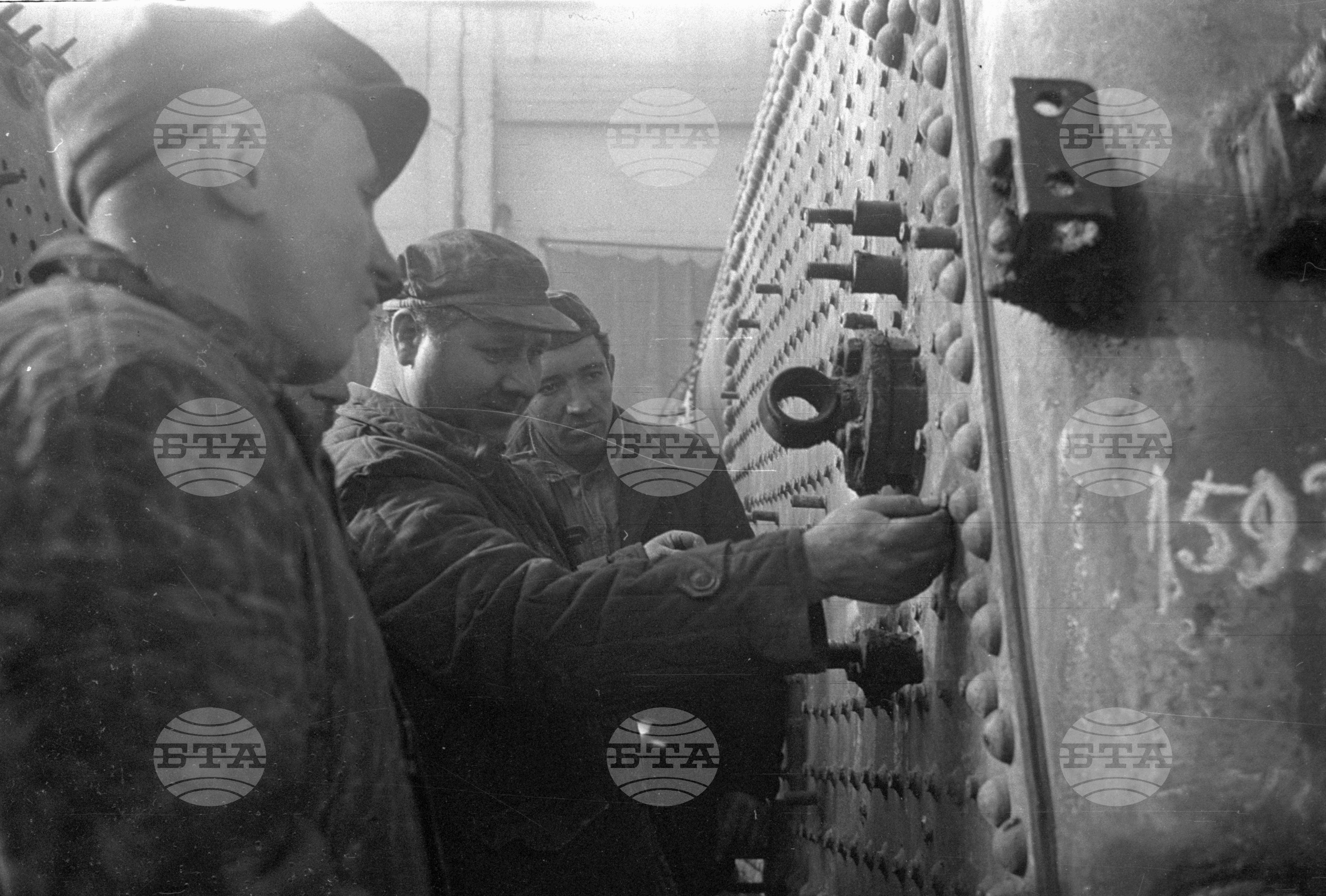 В котлярния цех на железопътния завод "Георги Димитров" - София
