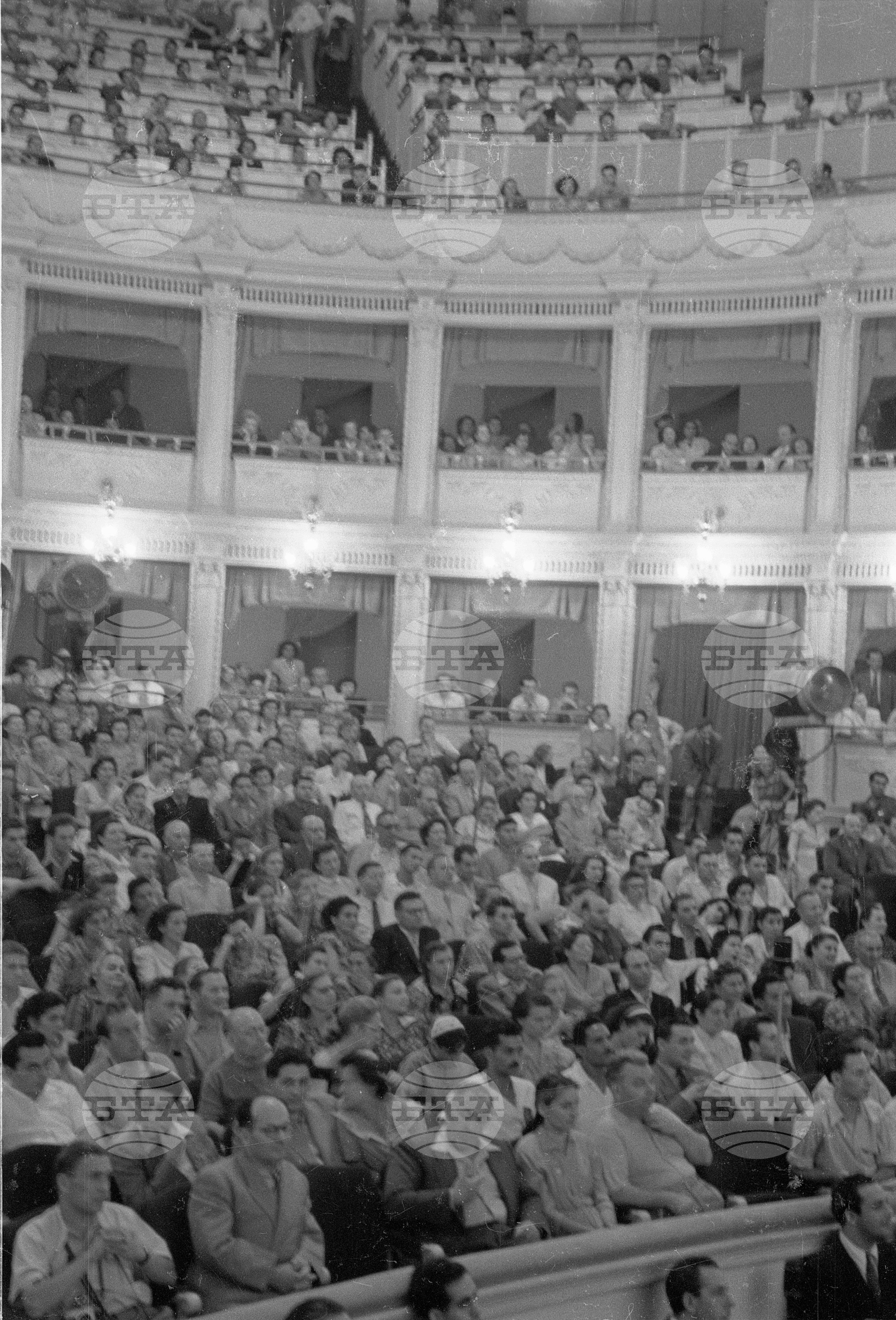 Награждаване и обявяване на младежи за лауреати на IV световен младежи фестивал в Букурещ