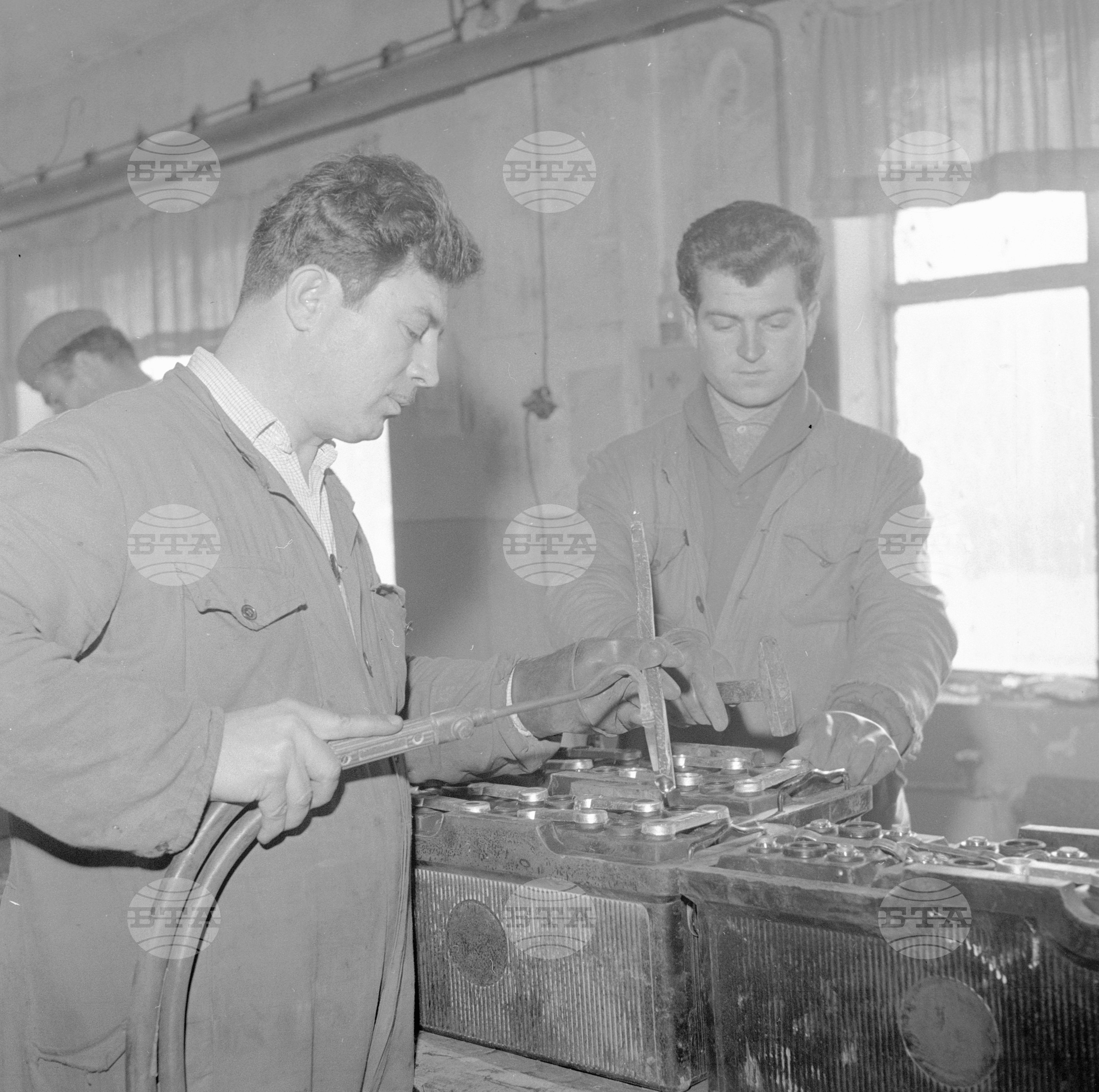 В държавния завод за акумулатори - Търговище - декември 1962 година