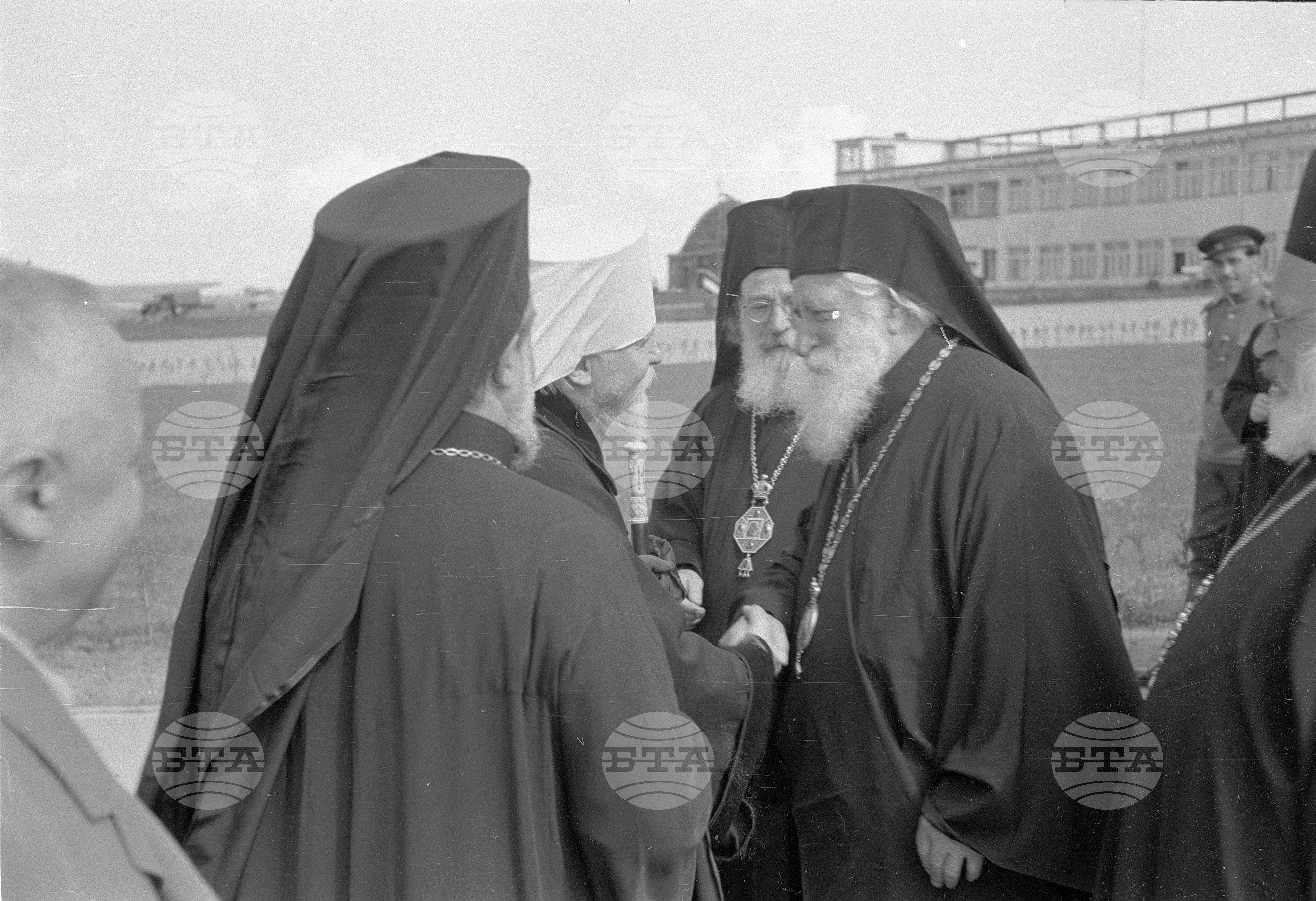 Посрещането на митрополит Николай  Крутицки и Коломенски на летище "Враждебна". Посрещането на културна делегация от Съветския съюз - Хачатурян и Филипенко, видни музикални дейци гостуващи у нас по случай прегледа на българското музикално творчество след 9 септември 1944 година