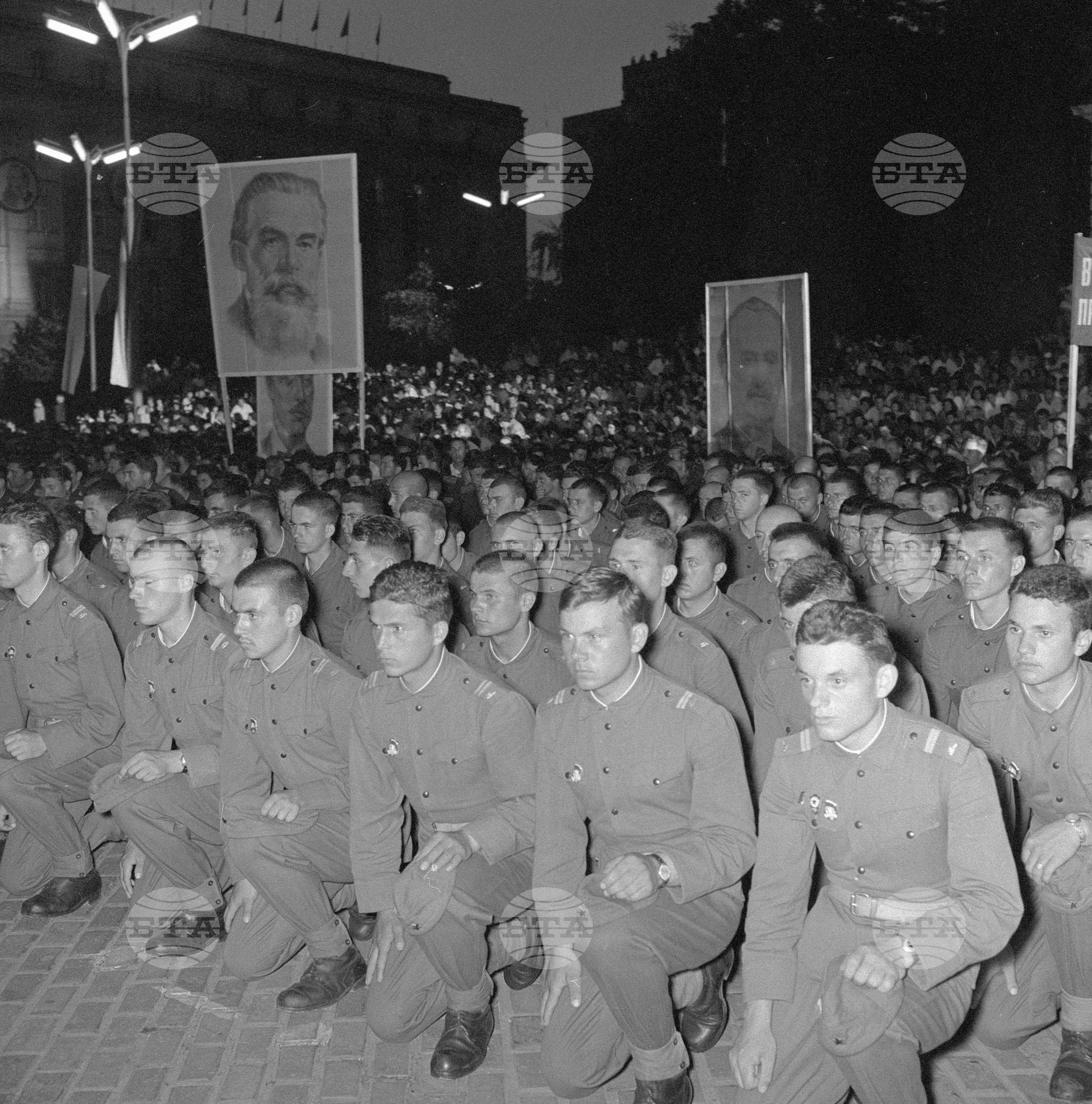 Тържествен митинг на площад "9 септември" в София по случай 2 юни
