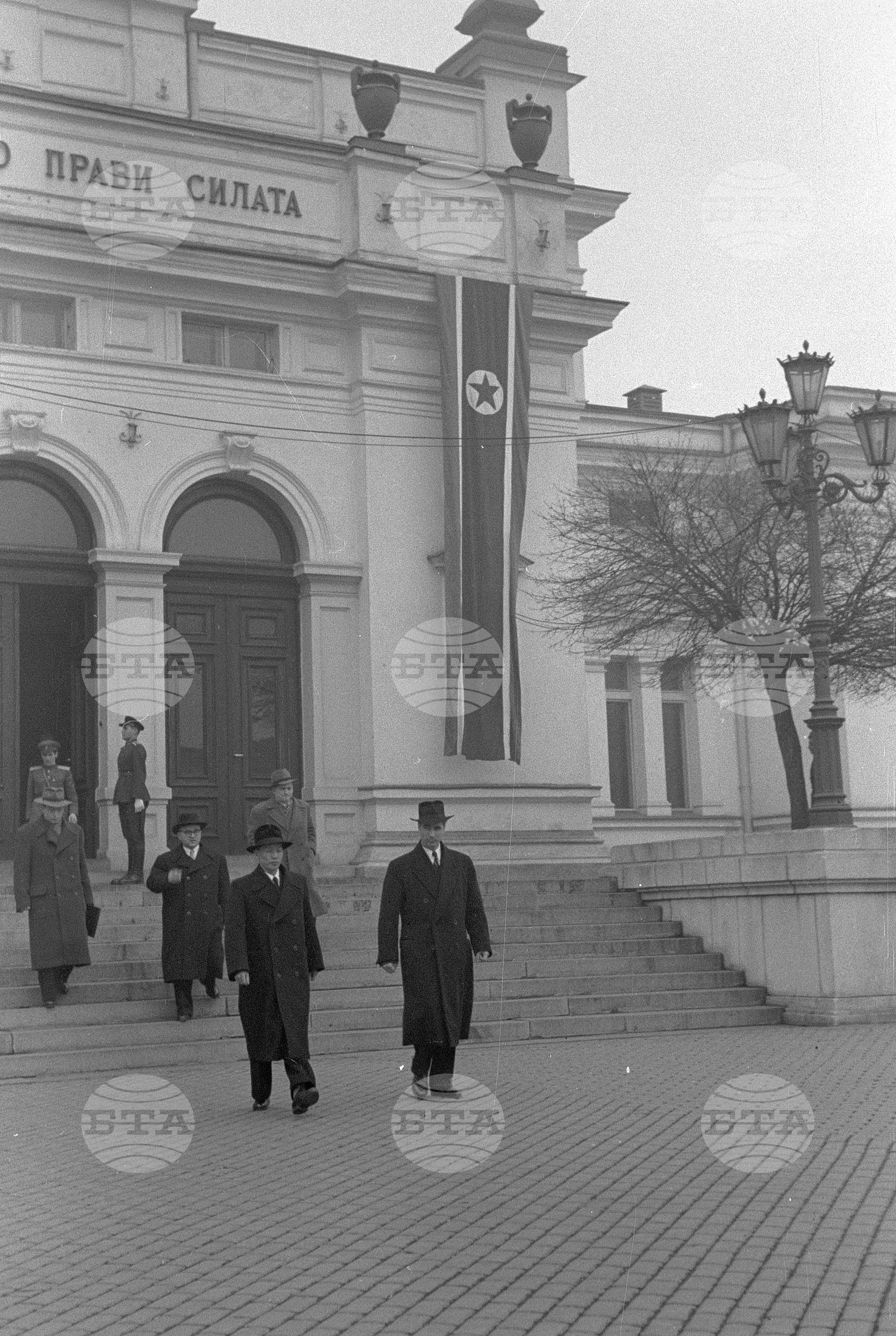 Пълномощен министъp на КНДР Ко Бон Ги на излизане от Президиума на Народното събрание след връчване акредитивните писма