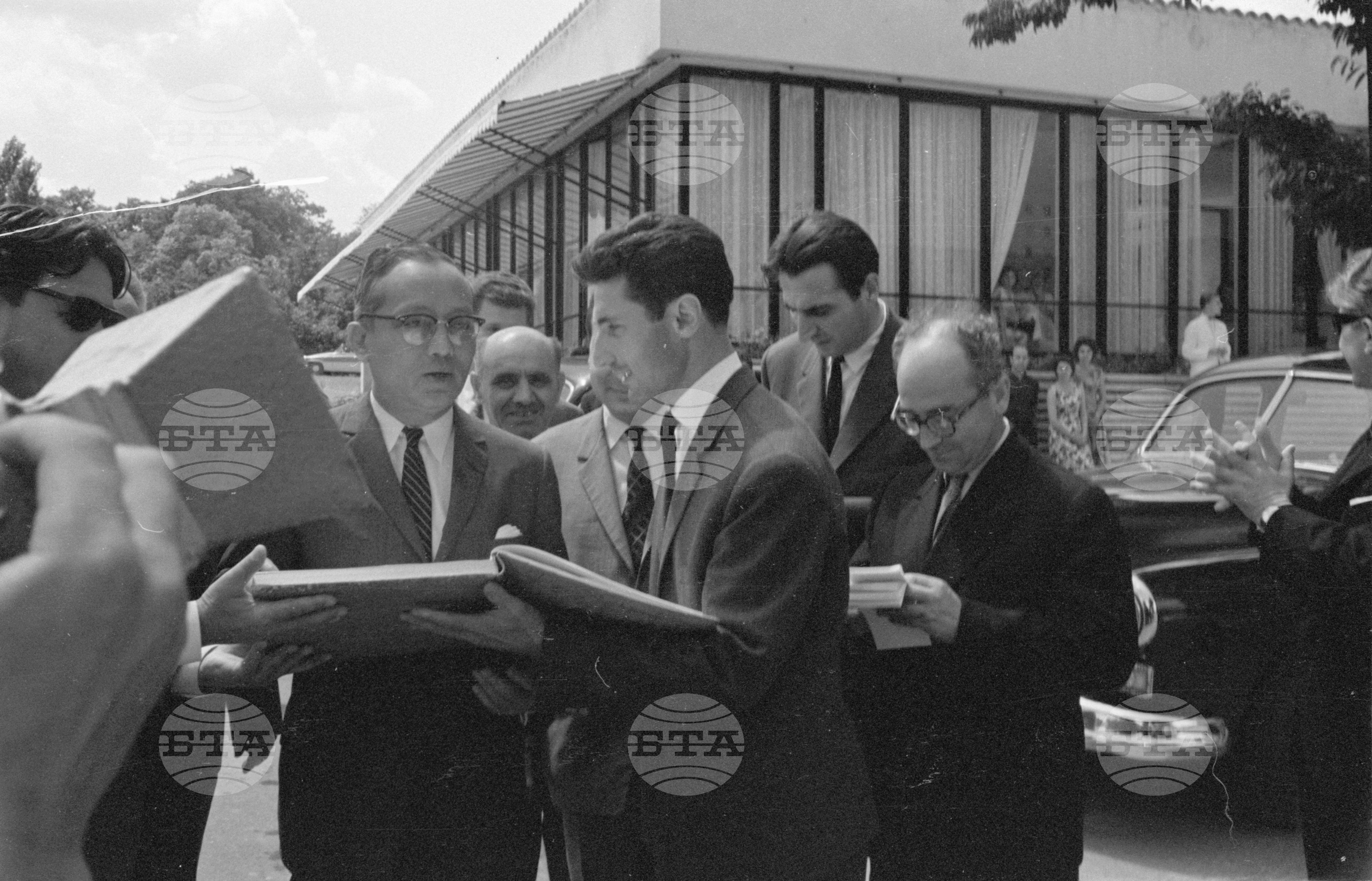 Посещението на У Тан в курорта "Златни пясъци"