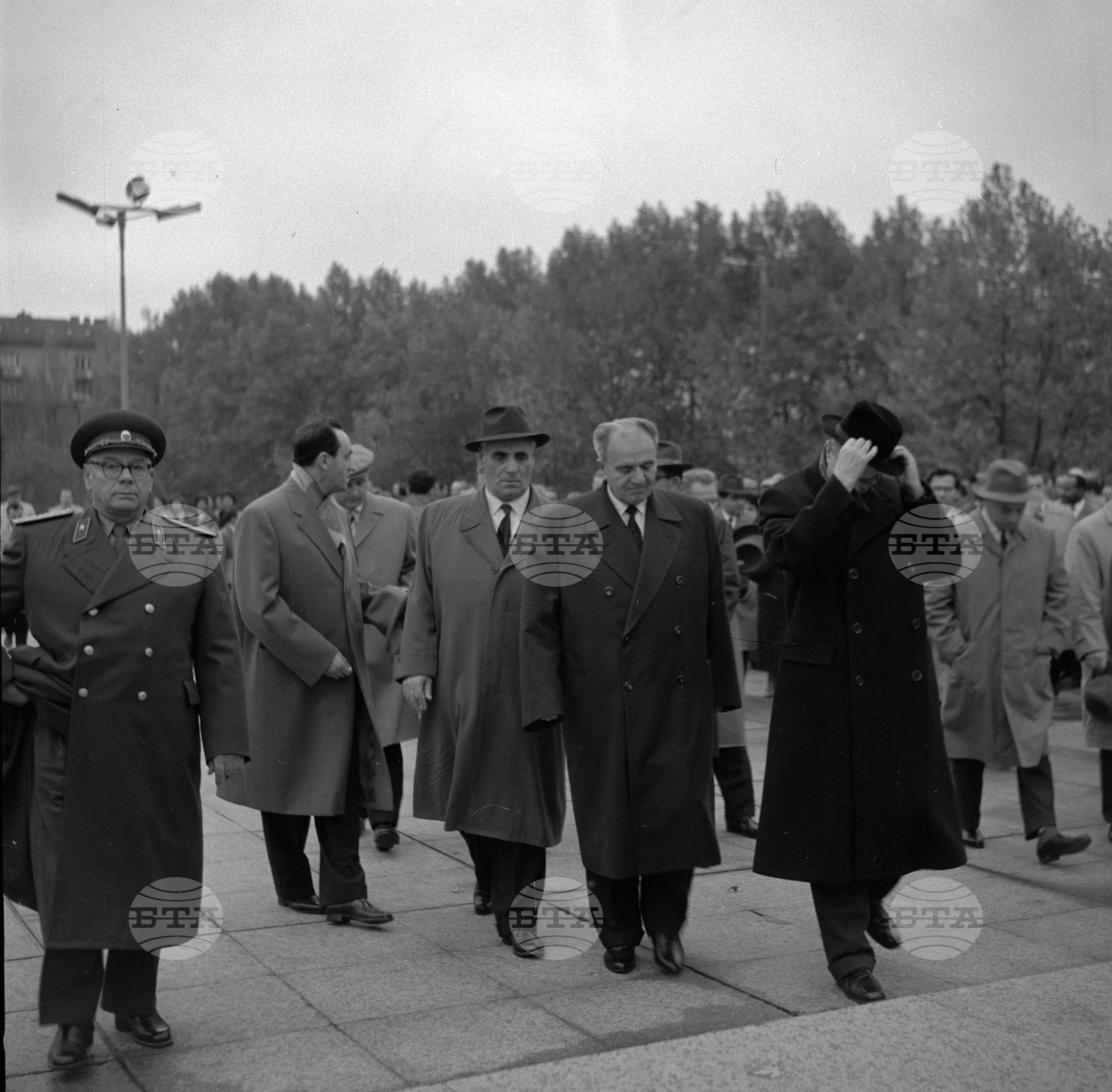 Полагане венец пред паметника на Съветската армия от делегатите на VIII конгрес на БКП (Българската комунистическа партия)