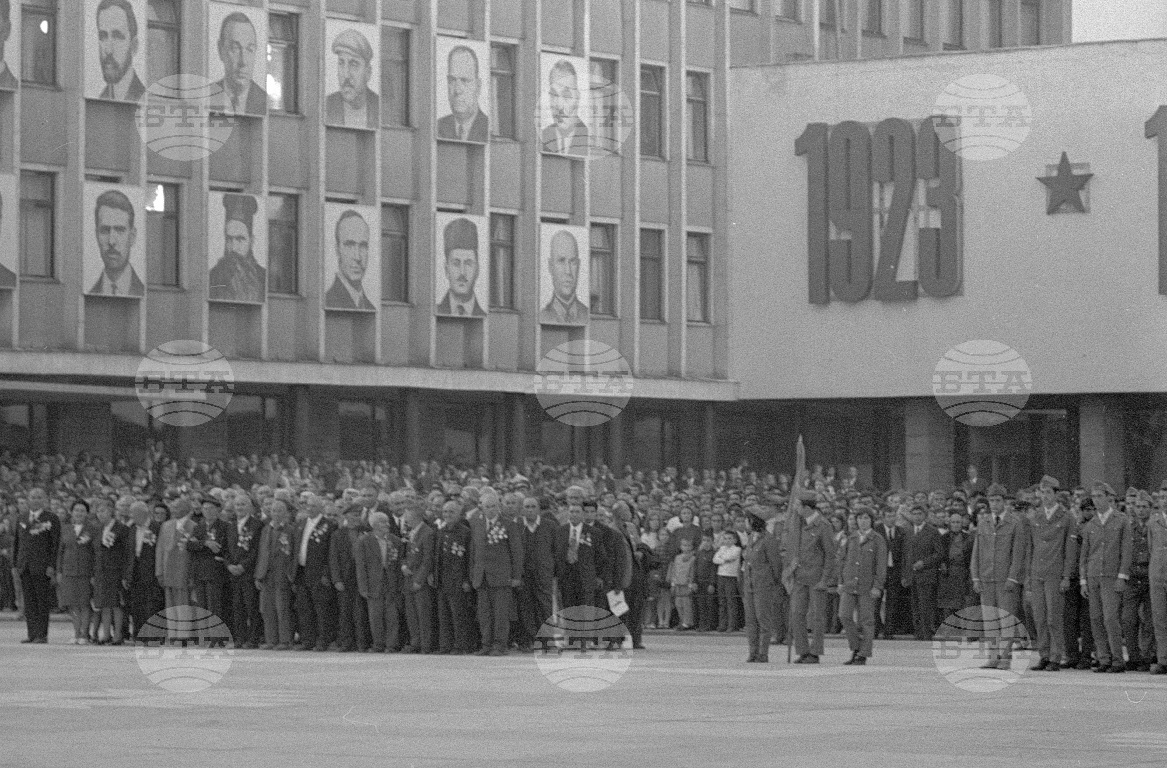 Щафета "Септемврийци" пристигна в Михайловград (днес Монтана)
