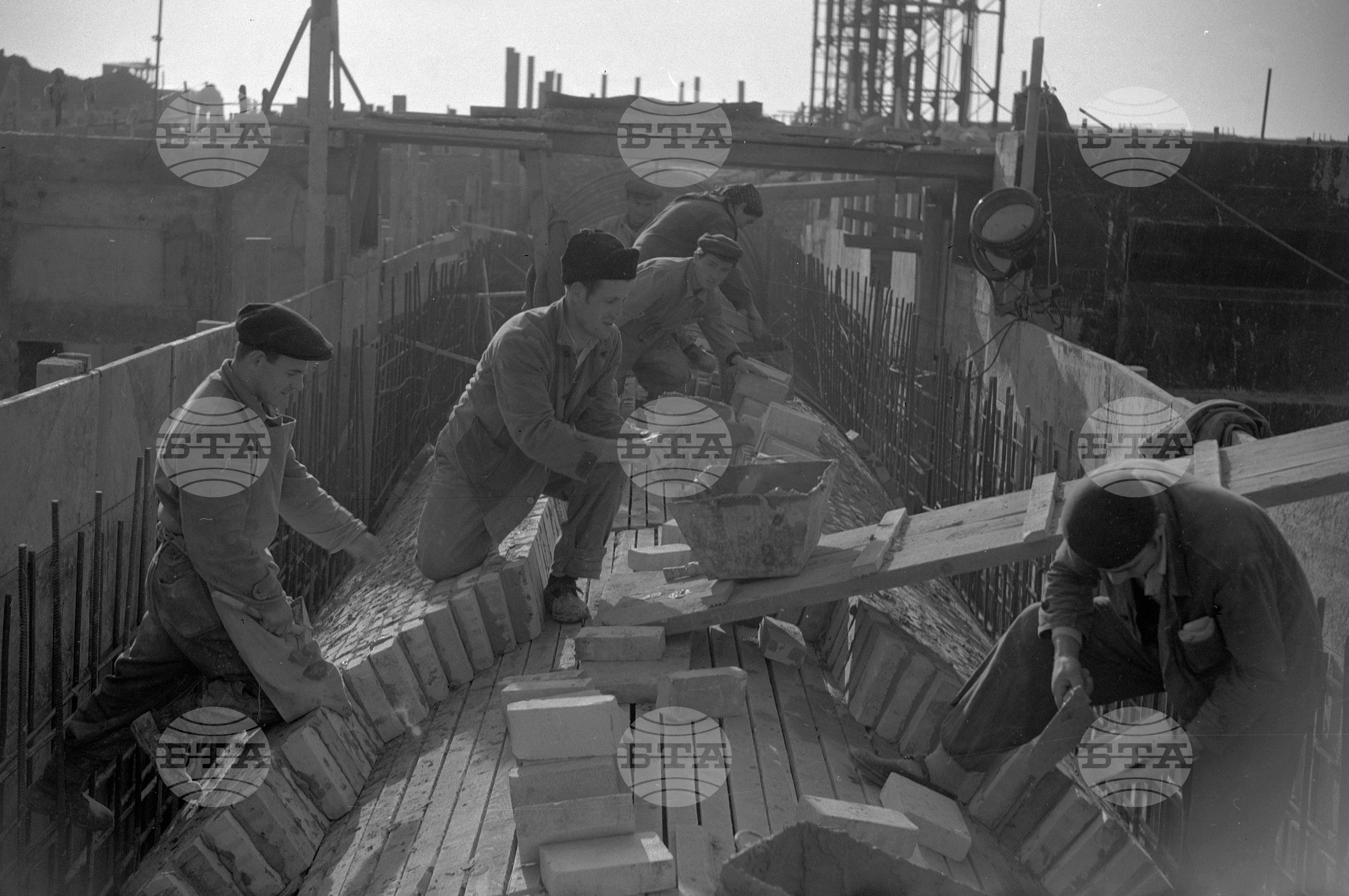 На строежа на Металургичния комбинат "Кремиковци" - Четвърти строителен район част 3