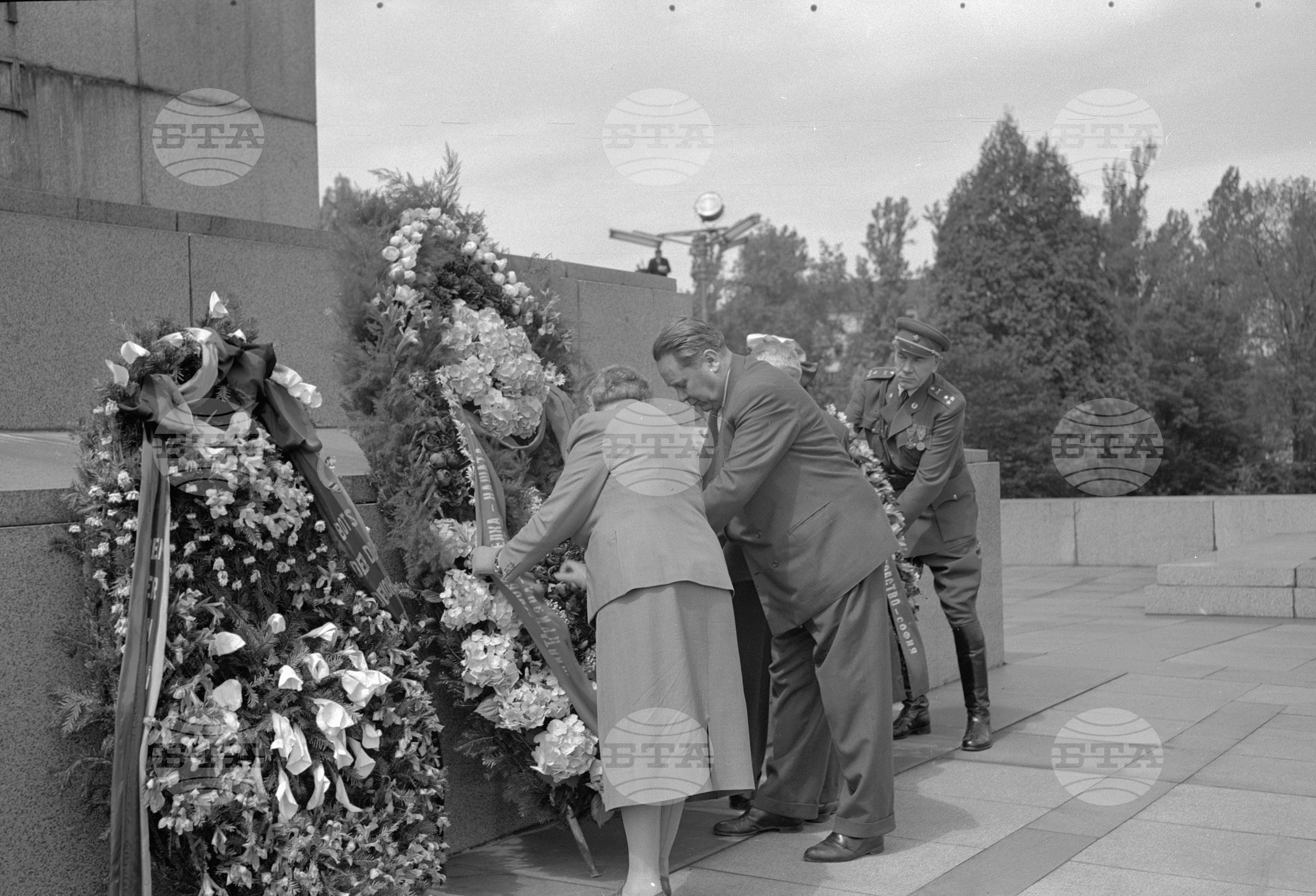 Венец пред паметника на Съветската армия от посолството на ГДР (Германска демократична република) част 2
