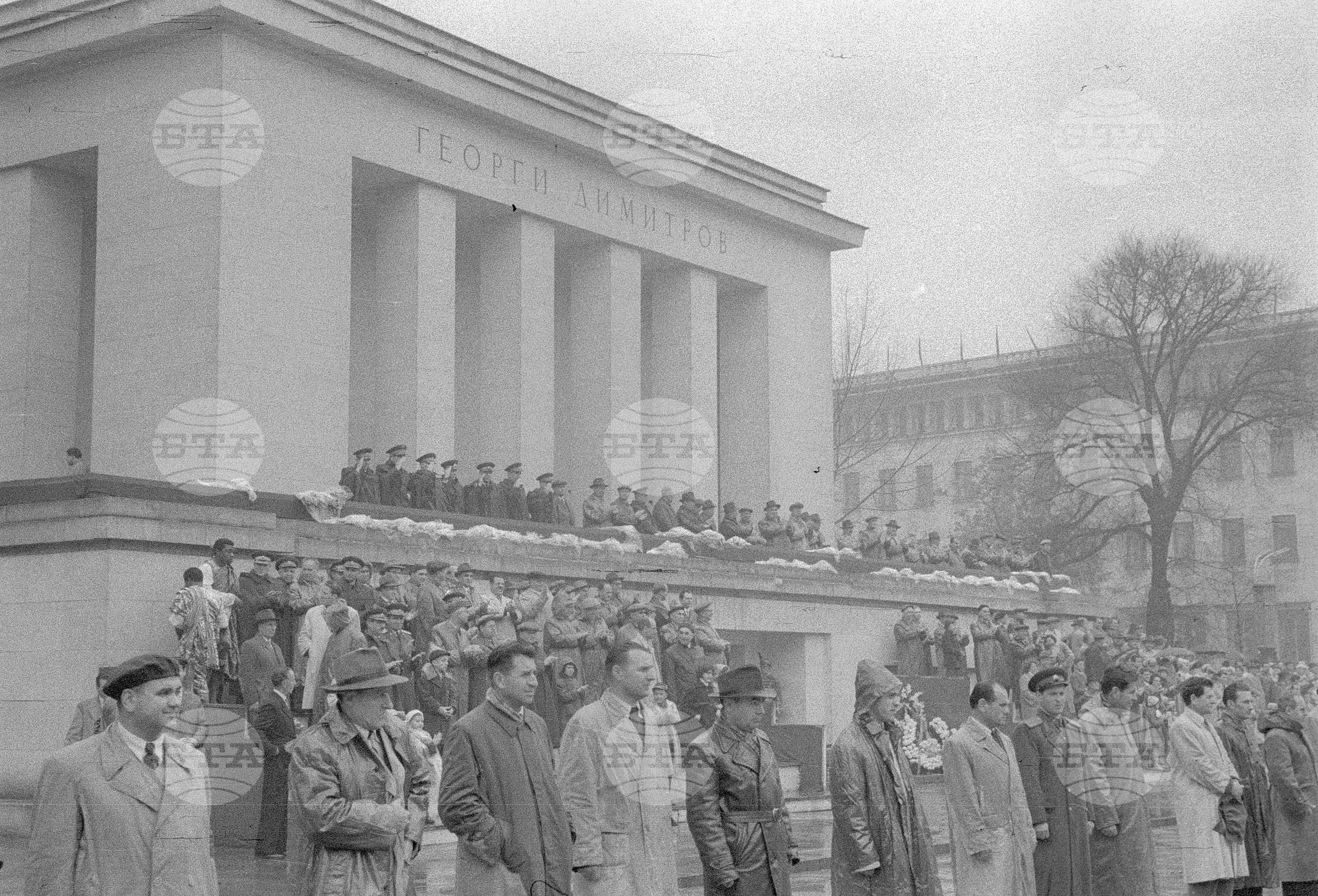 Възторжена манифестация на трудещите се от столицата по случай 44-годишнината на Великата октомврийска социалистическа революция част 2