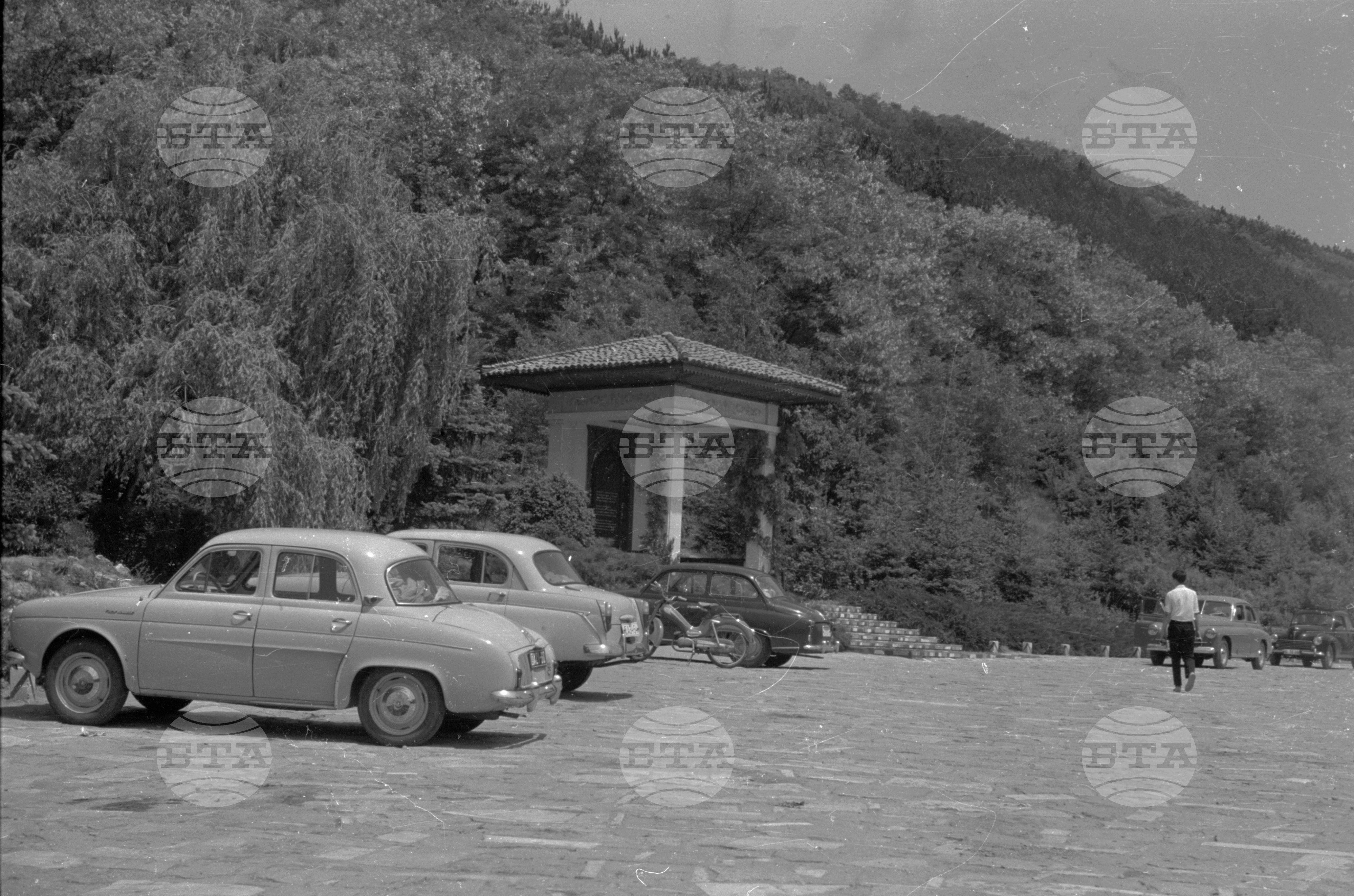 Паметник на Йорданка Николова край село Елешница, Софийски окръг