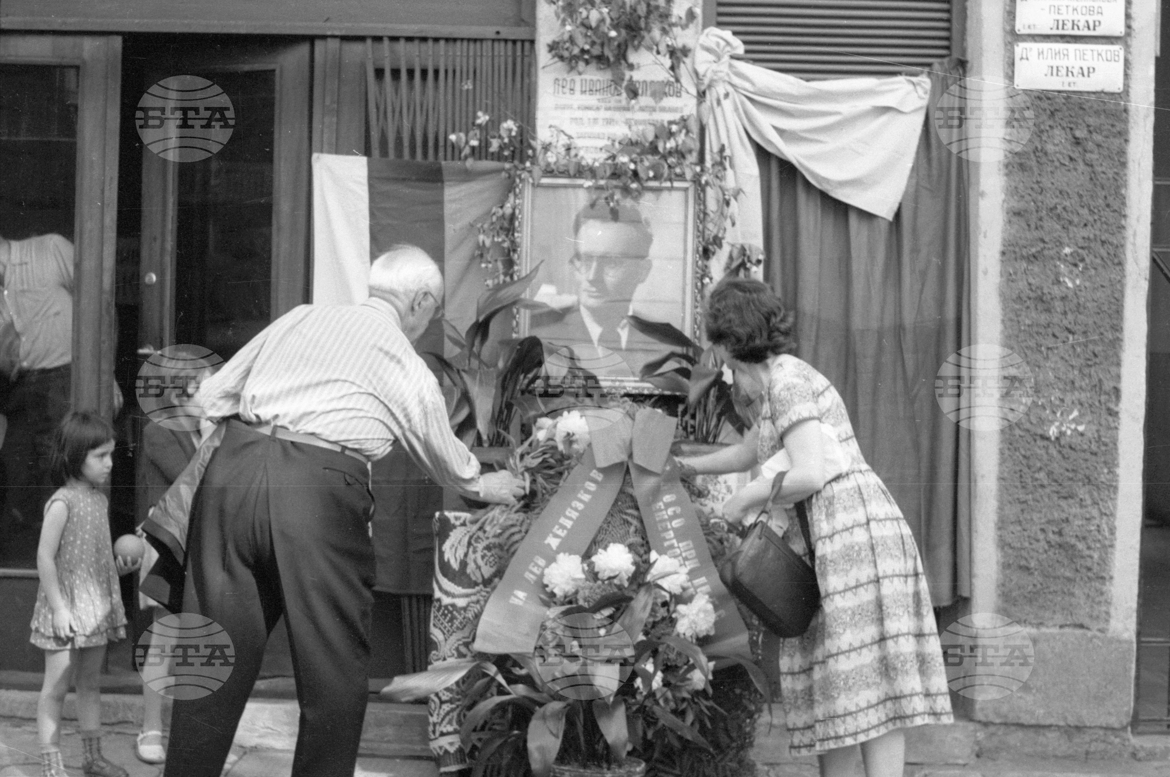 Пред паметника на Лев Желязков