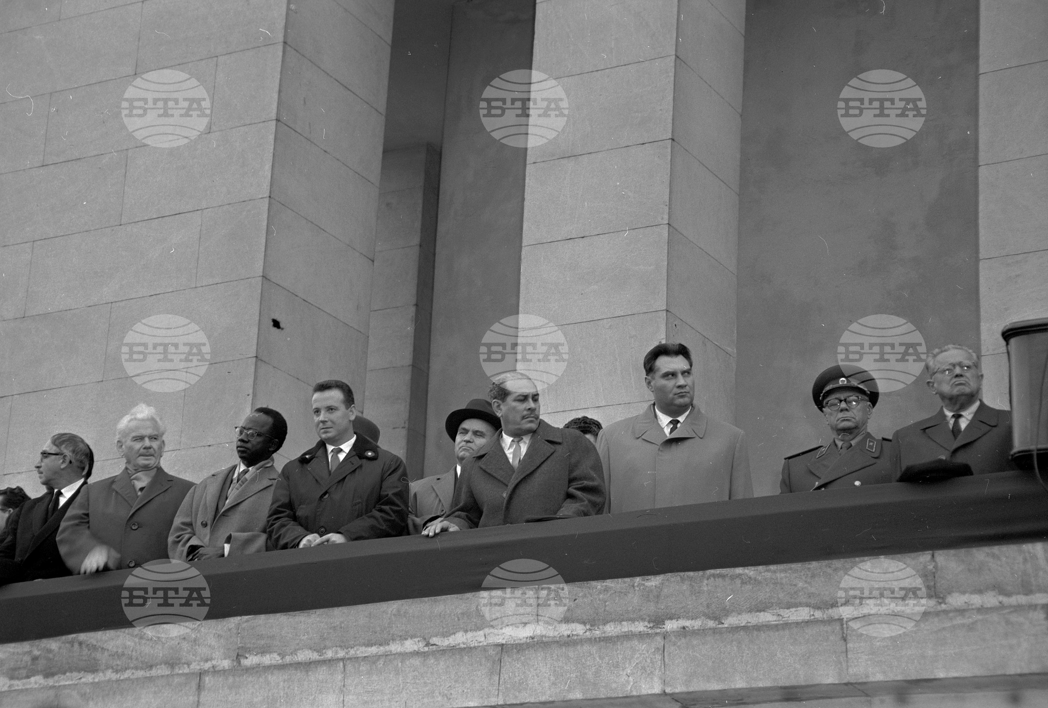 Многохиляден митинг в столицата по случай завършването на Осмия Конгрес на Българската комунистическа партия