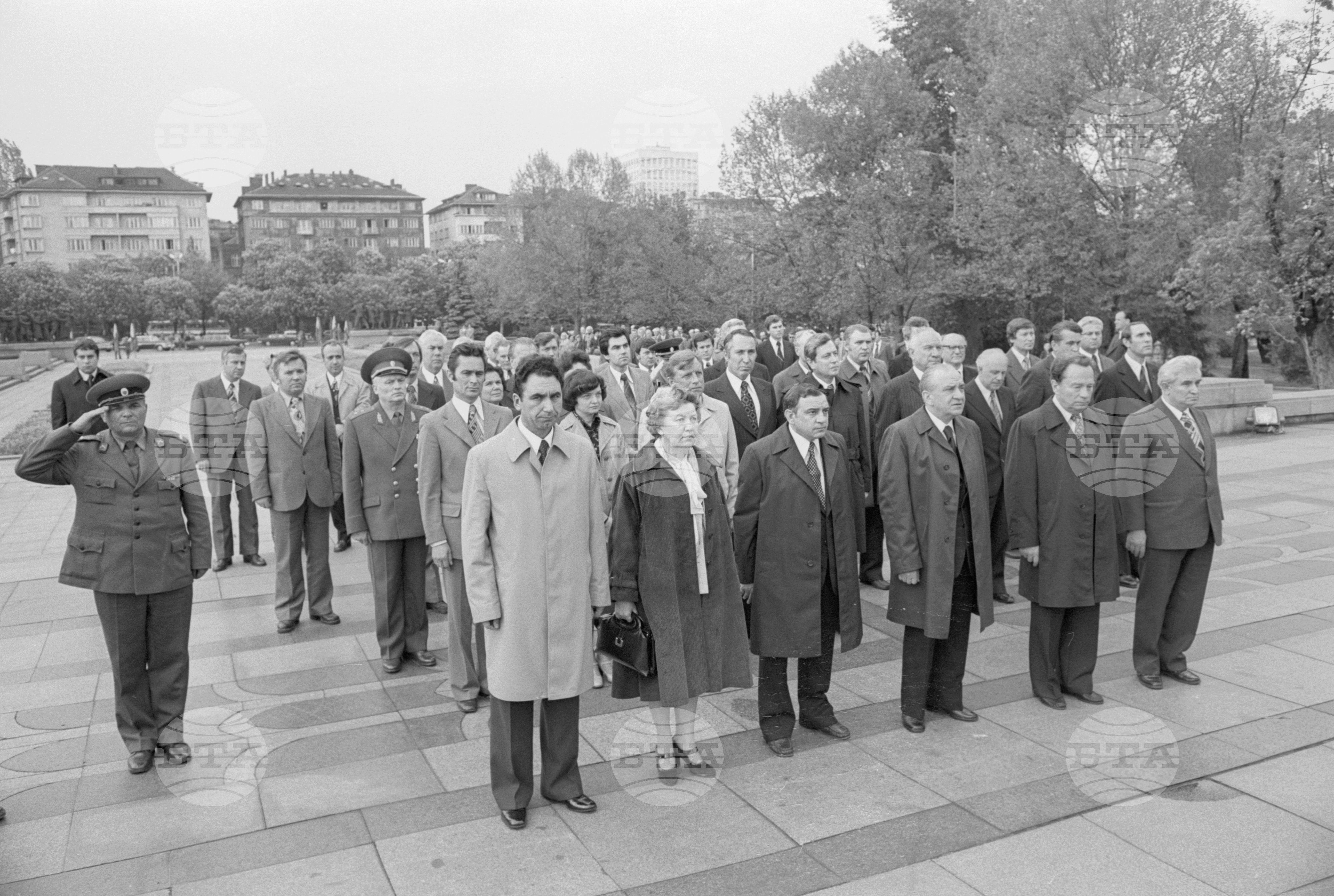 Тържествено полагане на венци от членовете на съветската делегация оглавявана от члена на политбюро на Централен комитет на Комунистическата партия на Съветския Съюз (ЦК на КПСС) Виктор Гришин