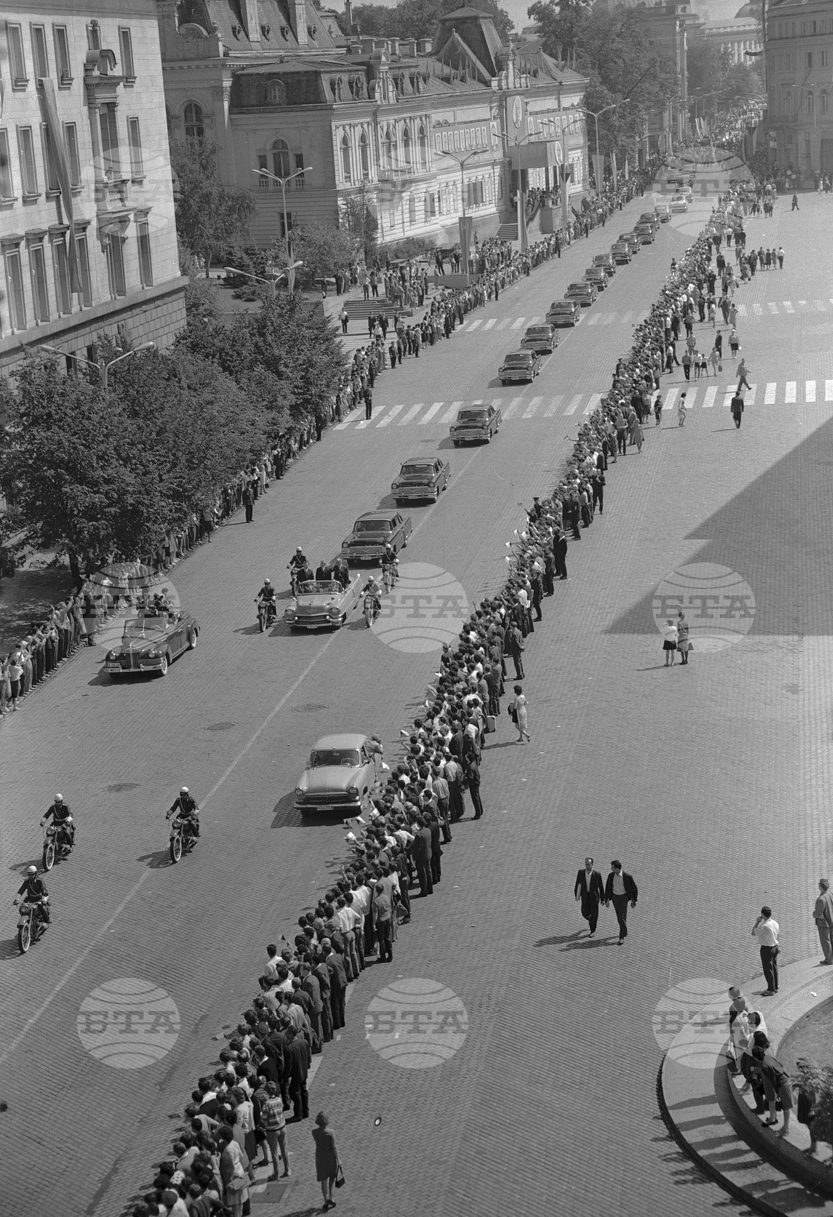 Посрещане на чехословашката партийно-правителствена делегация на площад "Девети септември" в София