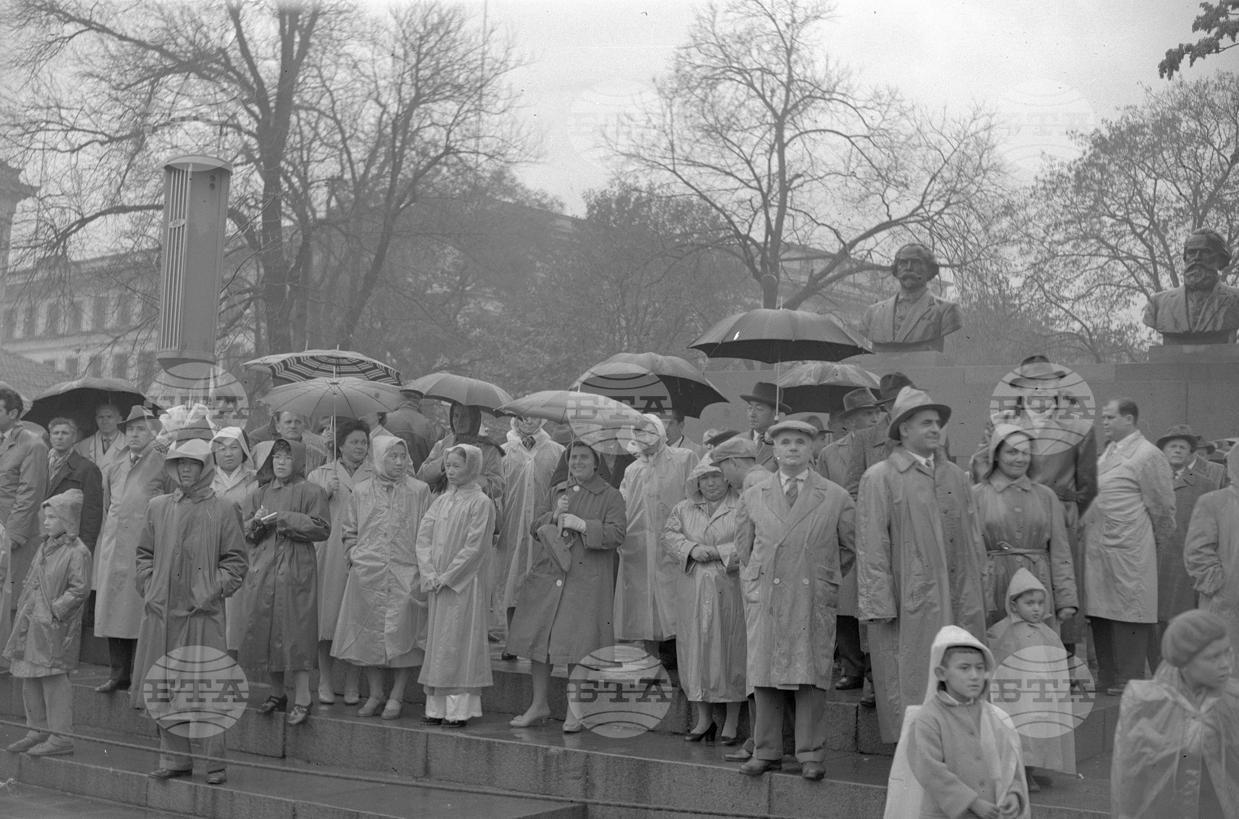 Величествената манифестация на трудещите се в София по случай 44-годишнината от Октомврийската социалистическа революция