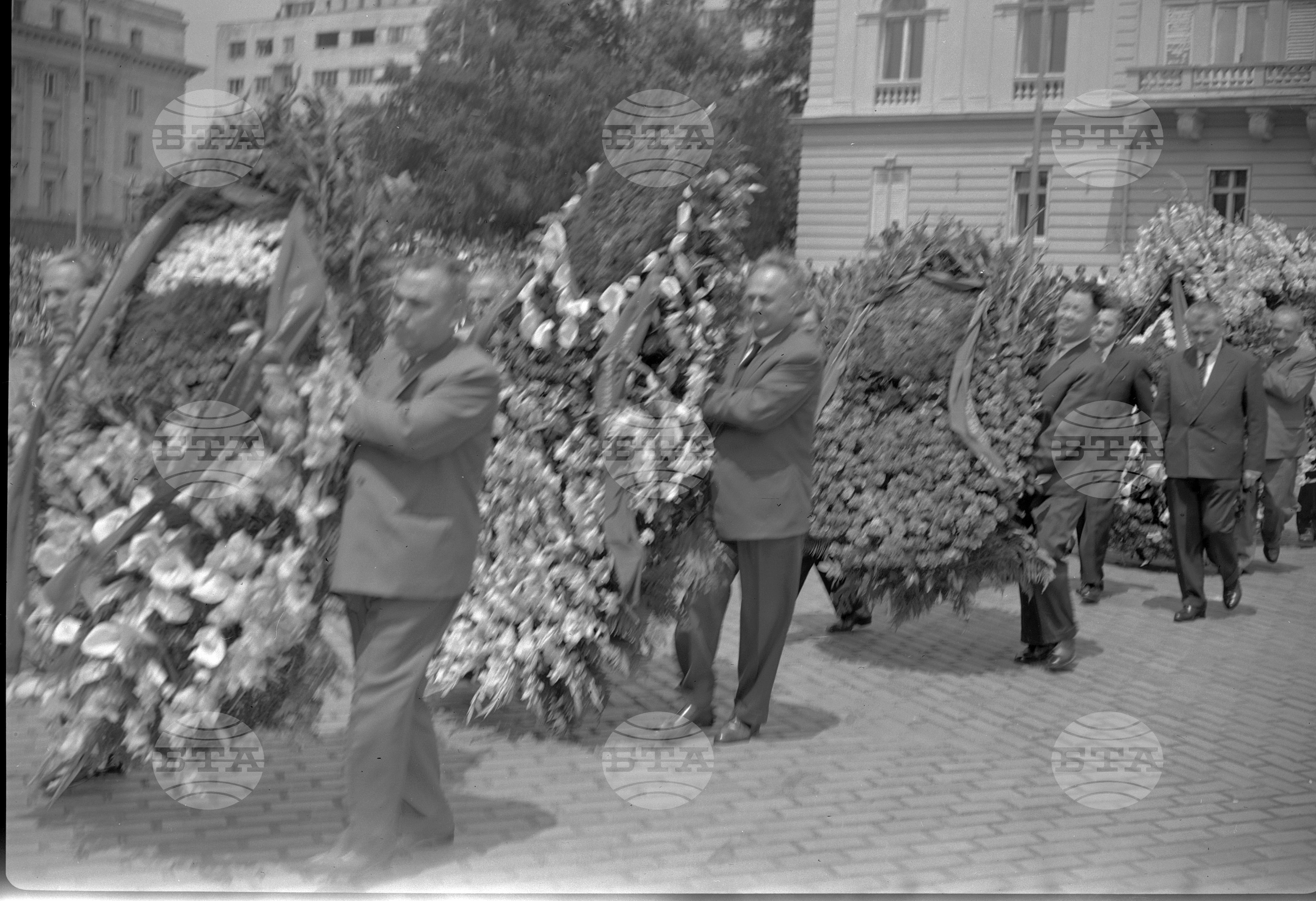 Полагане венци пред Мавзолея на Георги Димитров от членове на Министерския съвет