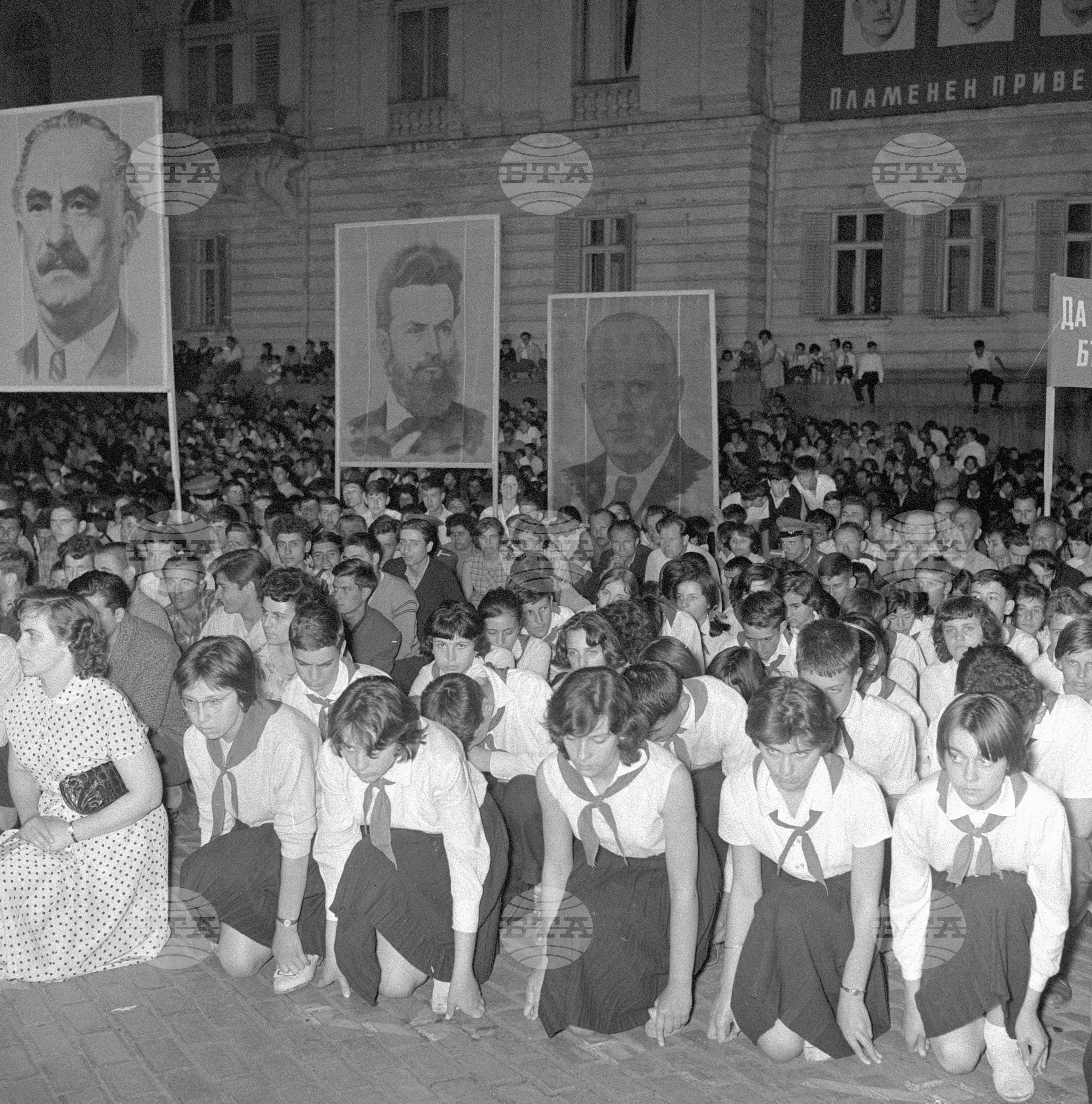 Тържествен митинг на площад "9 септември" в София по случай 2 юни