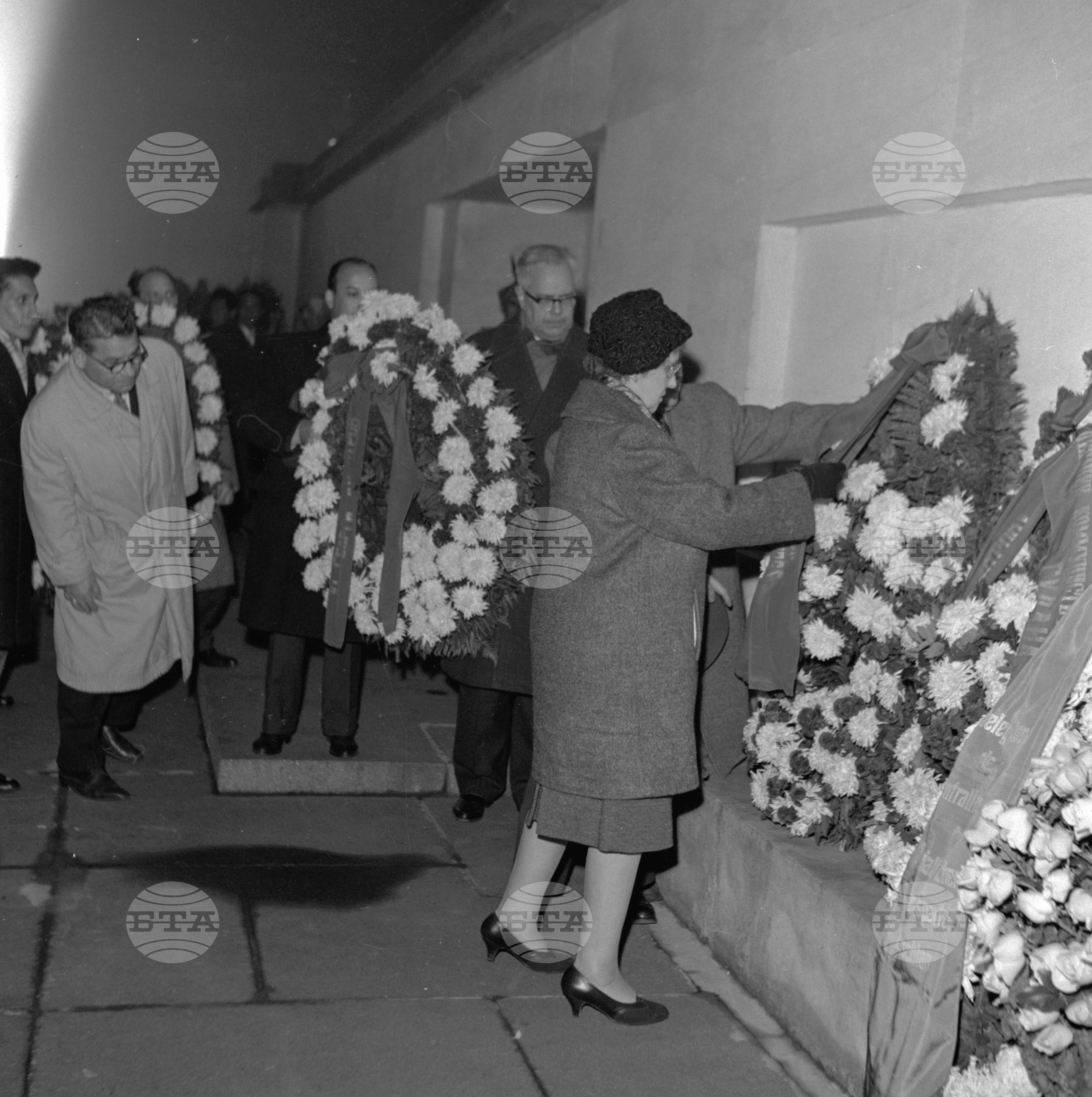 Полагане на венец пред мавзолея на Георги Димитров от делегацията на КПСС, с ръководител М. А. Суслов, дошли за VIII конгрес на БКП