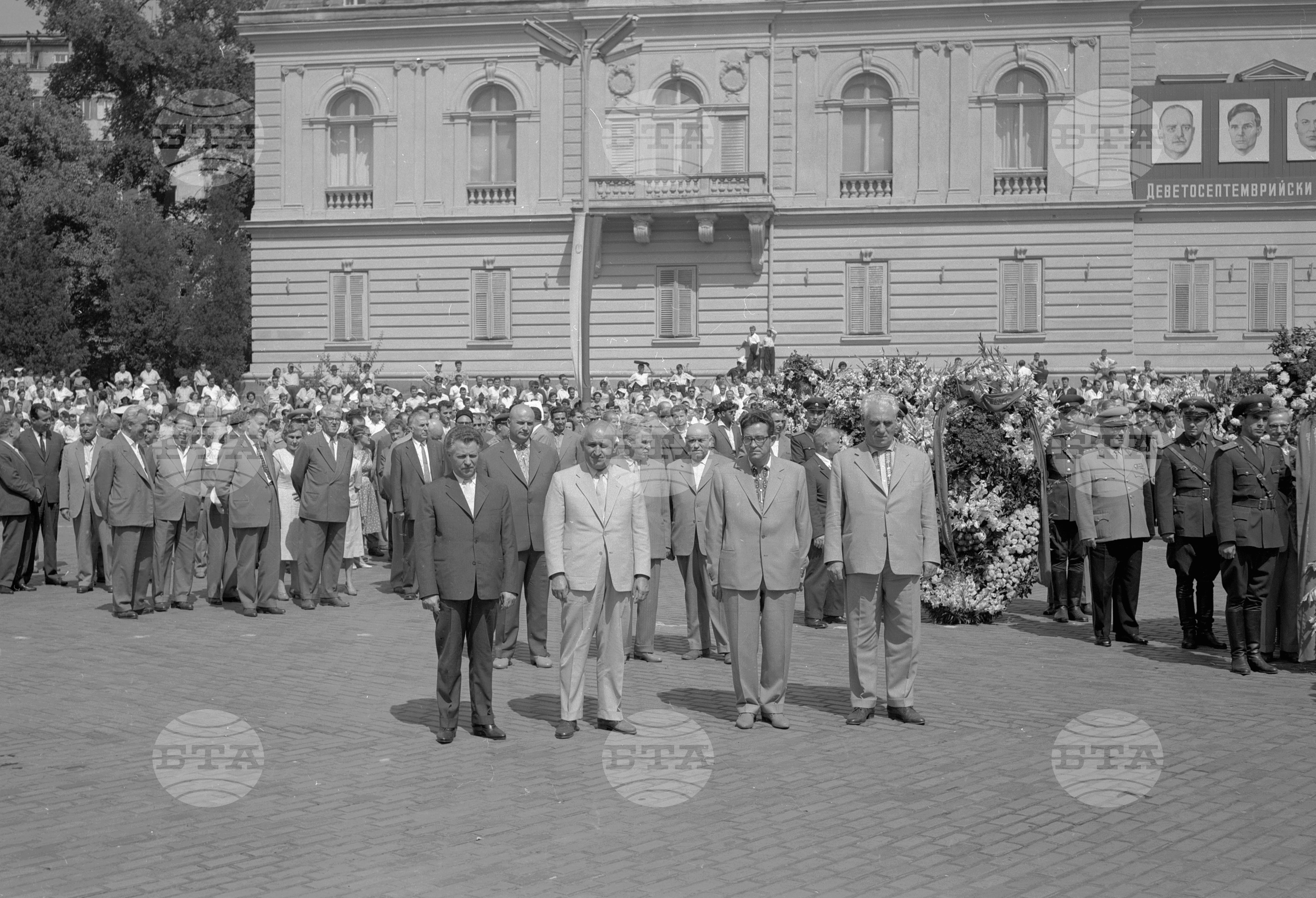Полагане венци пред мавзолея на Георги Димитров и Паметника на Съветската армия