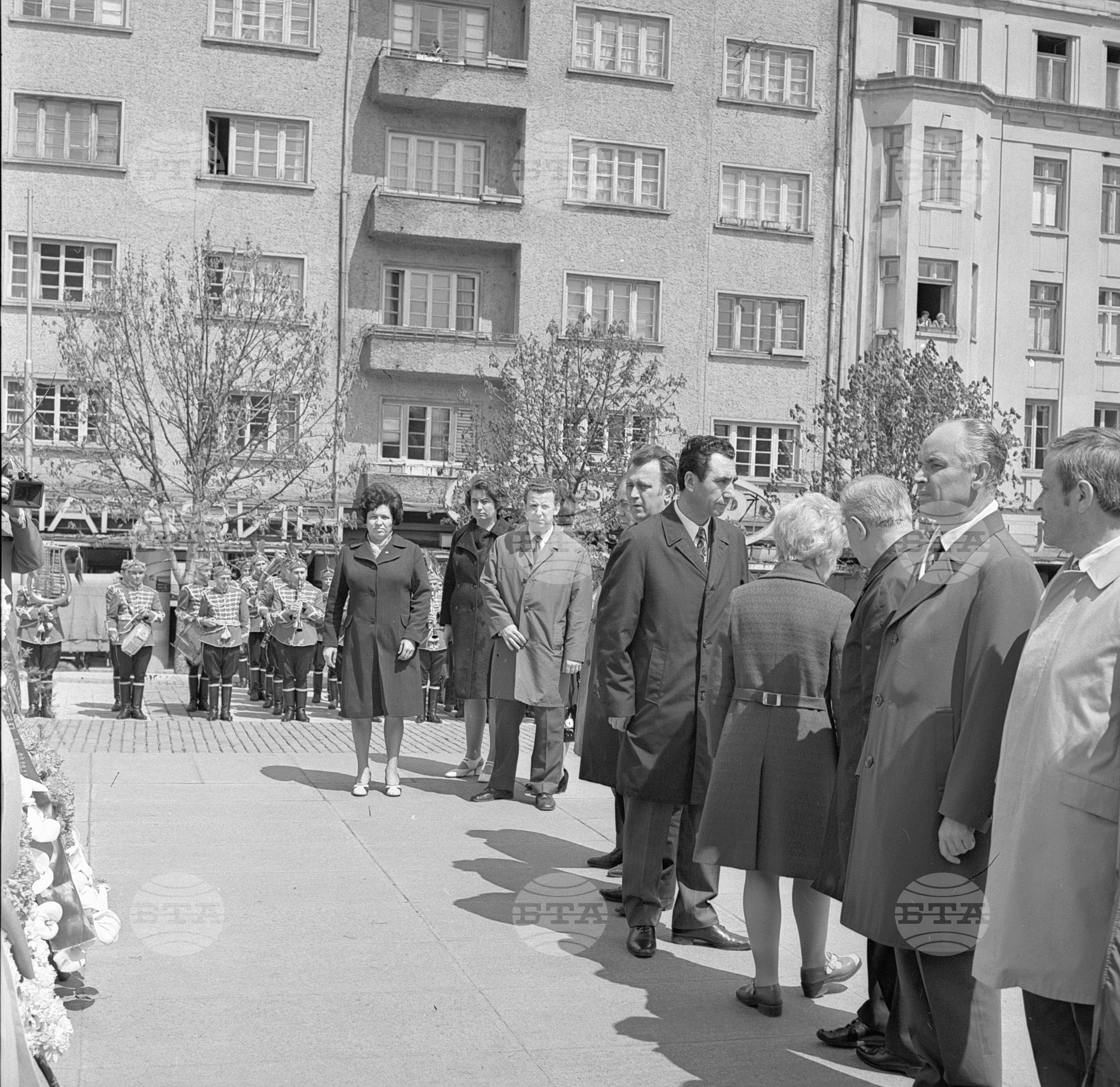 Венци пред паметника на Ленин