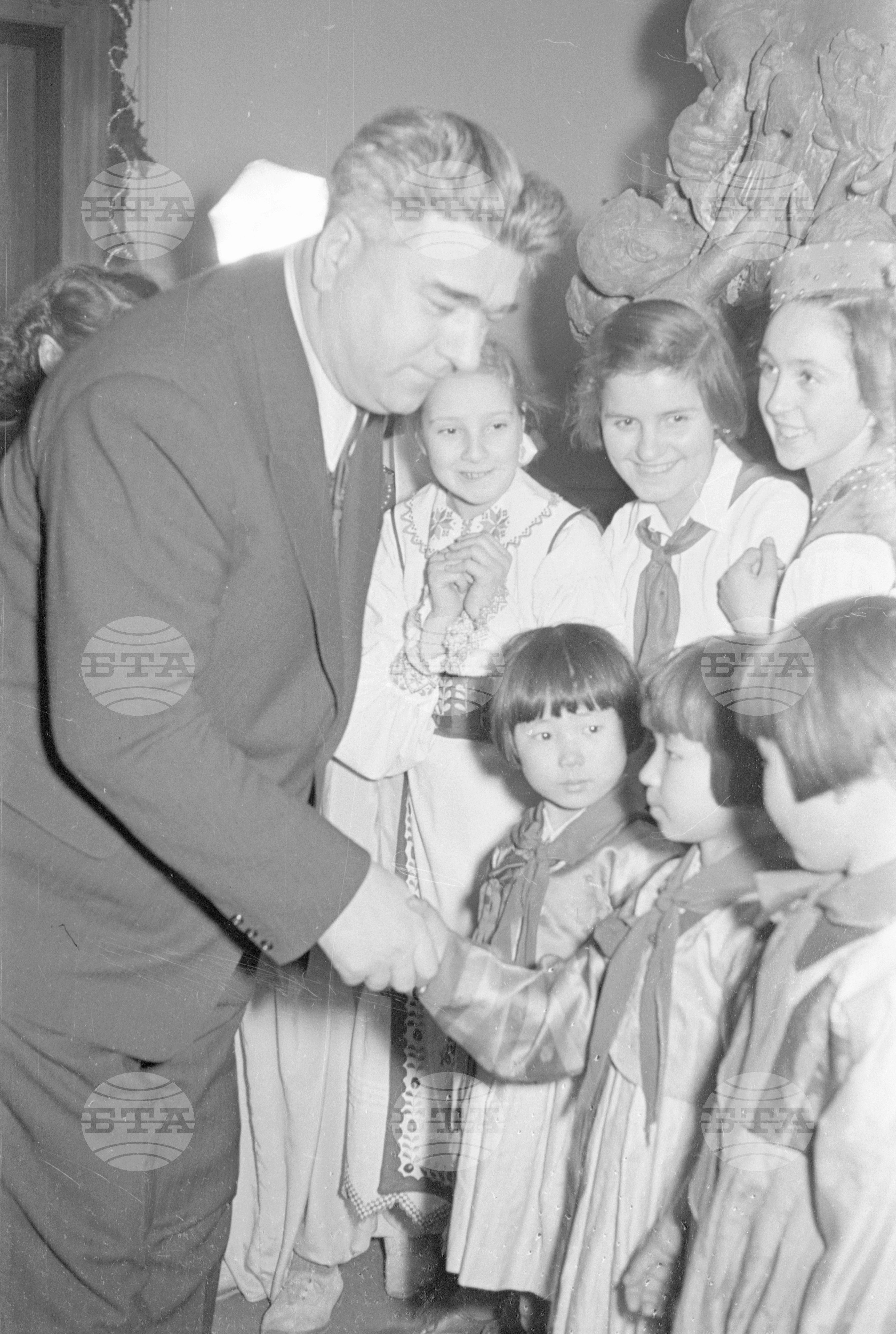 Вълко Червенков и пионери посрещат новата 1953 година