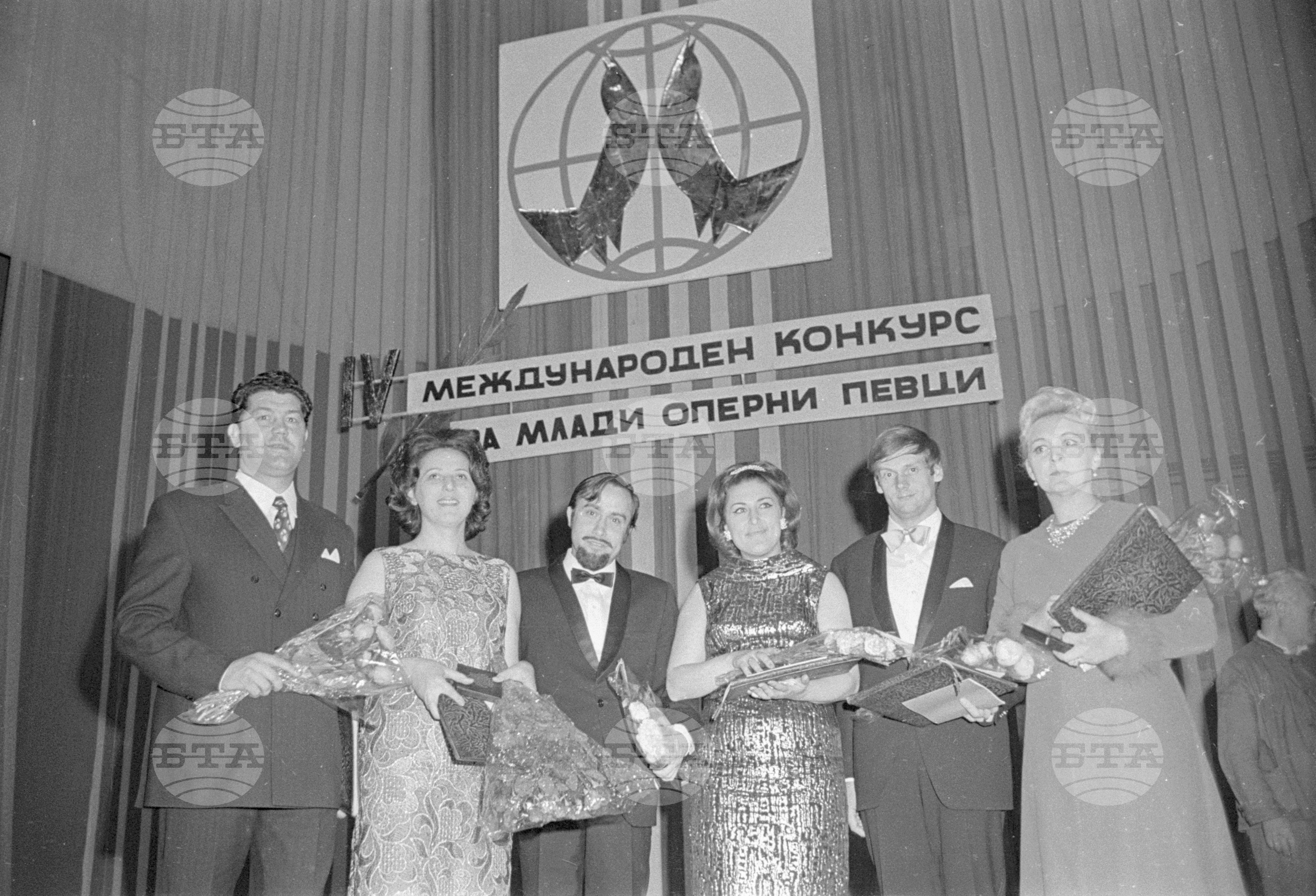 Награждаване на лауреатите на IV Международен конкурс за млади оперни певци. Обща снимка на шестимата наградени. Тържествен концерт на лауреатите от конкурса