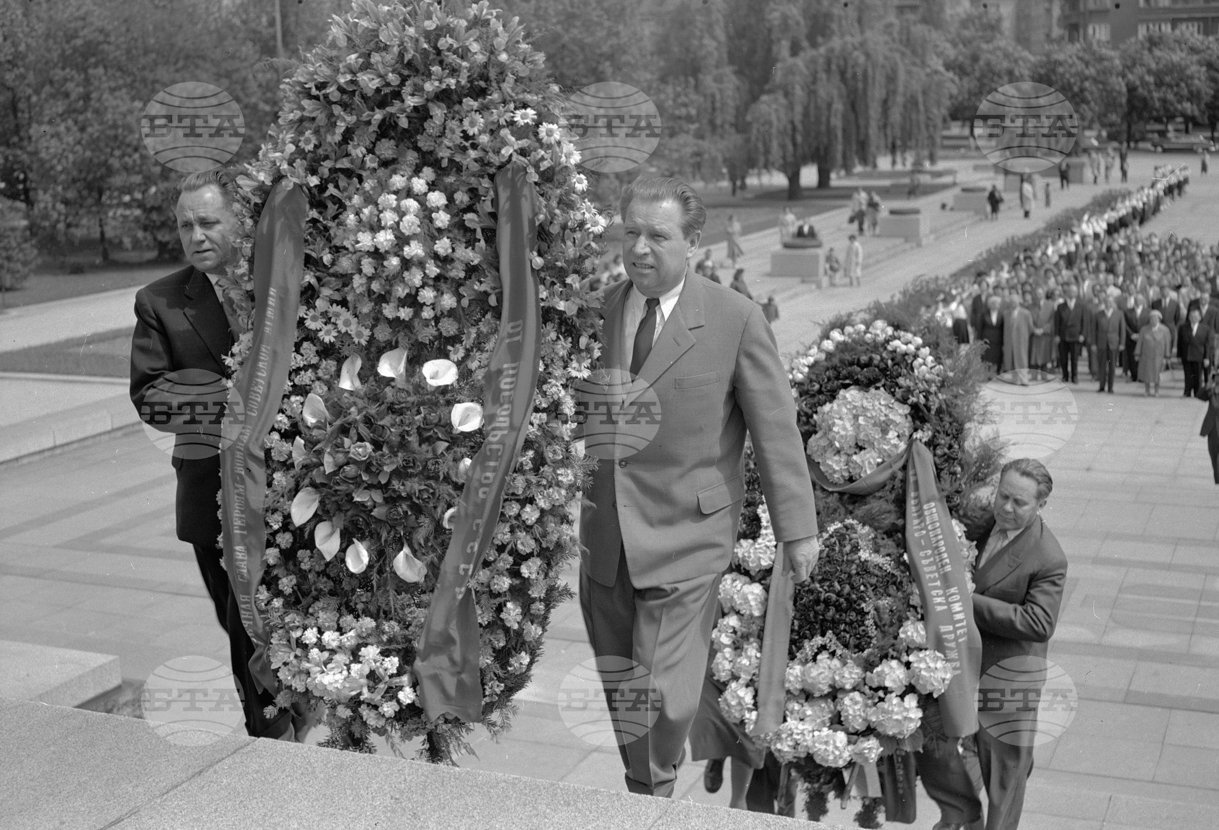 Венец пред паметника на Съветската армия от посолството на ГДР (Германска демократична република) част 2